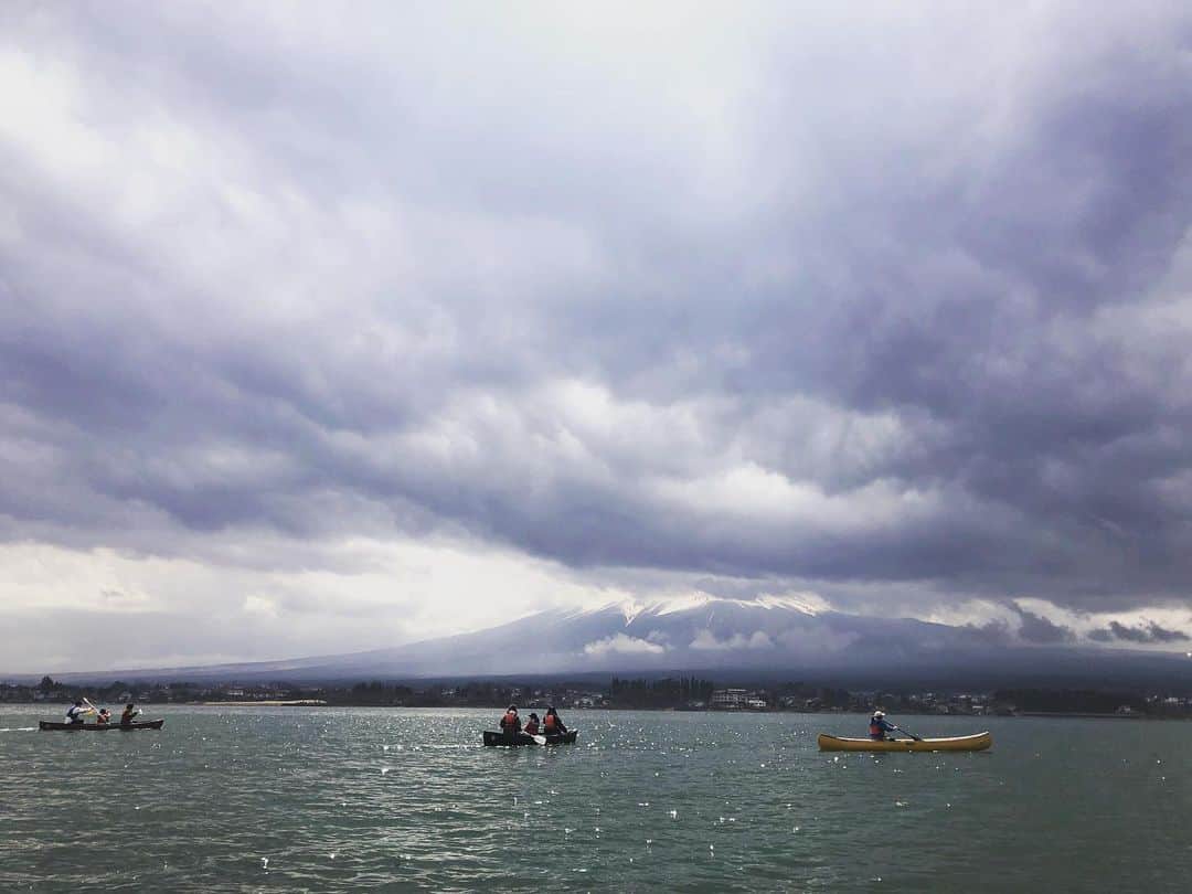 東原亜希さんのインスタグラム写真 - (東原亜希Instagram)「今日はカヌー！富士山は残念ながら下しか見えず😩でも予想以上に楽しかった♡絶対転覆すると思ったけど全員無事乾いたまま着岸👏」3月23日 16時19分 - akihigashihara