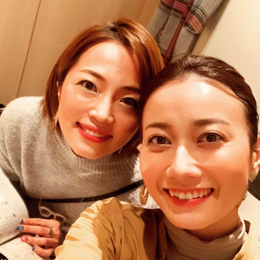 天宮菜生さんのインスタグラム写真 - (天宮菜生Instagram)「. 私のある願いを叶えてもらえることになり、　#綿引さやか　ちゃんのお家までお邪魔してきました。 . いつ会っても変わらず明るく元気をくれる彼女から、この日もどこから溢れて来るのか分からないほどのエネルギーを浴びて帰ってきました。 . もう会いたい❤️笑笑 . そしてそして！ とっても美味しい手作りパスタをご馳走になって帰ってきました🤤 . 何て…なんて素敵な子なの？😭❤️ ありがとうございました。 . そして、三枚目は… . 久しぶりに、大好きな　#響れおな  ちゃんと一緒に遊びました〜❤️ . 相変わらず可愛くって明るくって、笑いが止まらない幸せすぎる時間を過ごしました(*´∀`)♪ . 自分で言うのもなんですが、素敵な友達が多すぎる。 . 会う子会う子みんな良い子で感動してしまいます🥺✨ . あぁ… . コロナのせいでどこにいっても未だマスクもなく、紙類も品薄ですね。 . いつまで続くのか分からないけれど、この緊張状態のままずーっと過ごすなんて心が持ちませんね。 . 息抜きしながら、過ごしましょう💦 . 素敵な夜をお過ごしください✨🌙✨ . #トマトパスタ #赤毛のアンミュージカル  #お掃除の分担さん #三階トイレのお掃除  #仲良しさん #いいひとしかいない件 . . . . . #元宝塚 #花組 #天宮菜生 #シンガー #リハビリメイクセラピスト」3月23日 16時24分 - naoamamiya_official