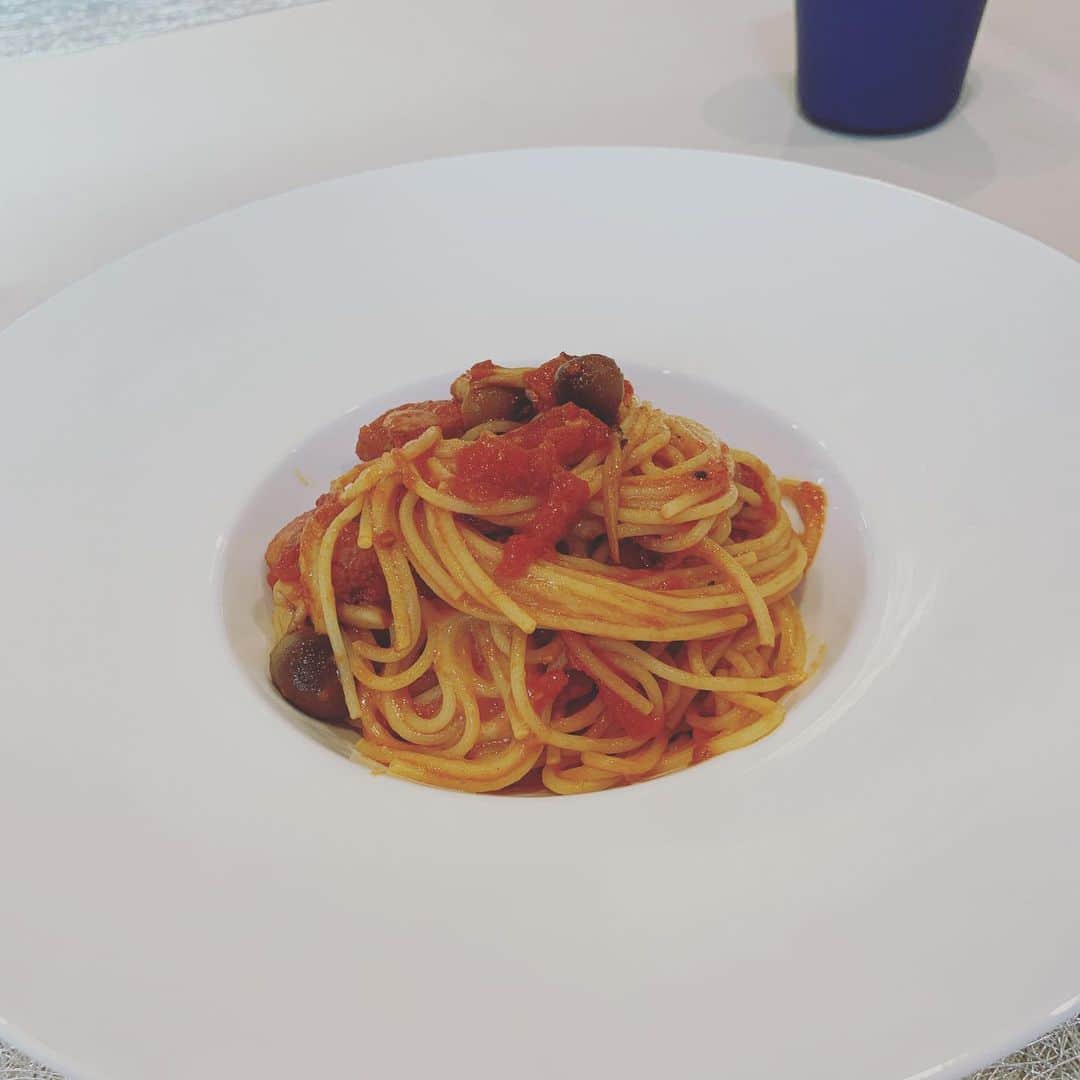 のインスタグラム：「. 私のある願いを叶えてもらえることになり、　#綿引さやか　ちゃんのお家までお邪魔してきました。 . いつ会っても変わらず明るく元気をくれる彼女から、この日もどこから溢れて来るのか分からないほどのエネルギーを浴びて帰ってきました。 . もう会いたい❤️笑笑 . そしてそして！ とっても美味しい手作りパスタをご馳走になって帰ってきました🤤 . 何て…なんて素敵な子なの？😭❤️ ありがとうございました。 . そして、三枚目は… . 久しぶりに、大好きな　#響れおな  ちゃんと一緒に遊びました〜❤️ . 相変わらず可愛くって明るくって、笑いが止まらない幸せすぎる時間を過ごしました(*´∀`)♪ . 自分で言うのもなんですが、素敵な友達が多すぎる。 . 会う子会う子みんな良い子で感動してしまいます🥺✨ . あぁ… . コロナのせいでどこにいっても未だマスクもなく、紙類も品薄ですね。 . いつまで続くのか分からないけれど、この緊張状態のままずーっと過ごすなんて心が持ちませんね。 . 息抜きしながら、過ごしましょう💦 . 素敵な夜をお過ごしください✨🌙✨ . #トマトパスタ #赤毛のアンミュージカル  #お掃除の分担さん #三階トイレのお掃除  #仲良しさん #いいひとしかいない件 . . . . . #元宝塚 #花組 #天宮菜生 #シンガー #リハビリメイクセラピスト」