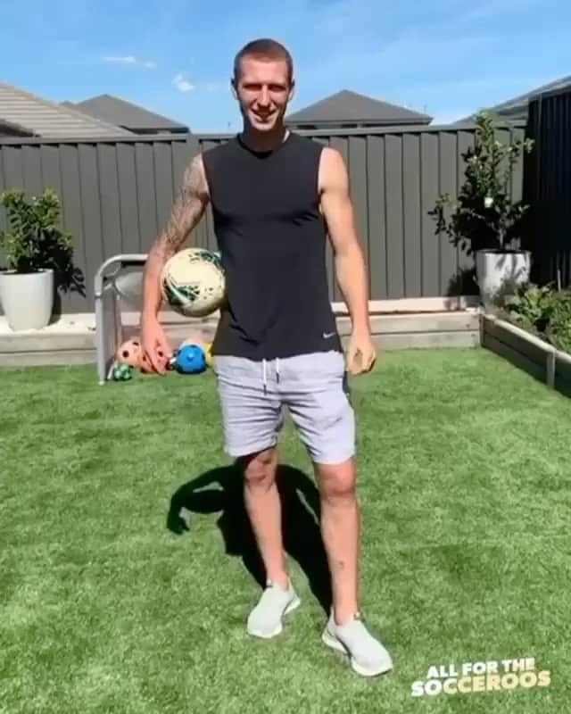 ミッチェル・デュークのインスタグラム：「Kicking off the #playathomechallenge ⚽️ Each week the @socceroos will post a different skill challenge to complete & tag your friends to attempt.  First up flick up the ball and do ten juggles or simply freestyle.  I nominate @maccajay @trentsainsbury @joshrizzo92  #stayathomechallenge #stayathome」