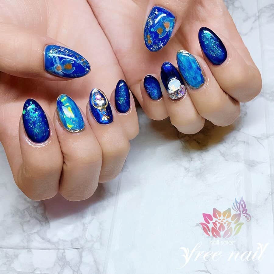 free nail フリーネイルのインスタグラム：「. お客様ネイル💅🏻🌞 . Blue Seaネイル🌊🐠🐚✨ . クリオネアートです💙 . ▶︎▶︎▶︎スワイプして動画も見てね☝︎🎬✨ . ご来店ありがとうございました🙇🏻‍♀️🙇🏻‍♀️🙇🏻‍♀️💗 . #ネイルアート #ジェルネイル #ネイルサロン #大阪ネイルサロン #ネイルデザイン #ネイルチェンジ #ニュアンスネイル #海ネイル #ビジューネイル #手書きアート #ブルーネイル #キラキラネイル #デザインネイル #トレンドネイル #大人ネイル #シンプルネイル #ロングネイル #春ネイル #springnails #nailsart #nailsdid #美甲 #日式美甲 #日式美甲胶 #日本美甲师 #日本美甲老师 #美甲上课 #日本胶 #フリーネイル #freenail」