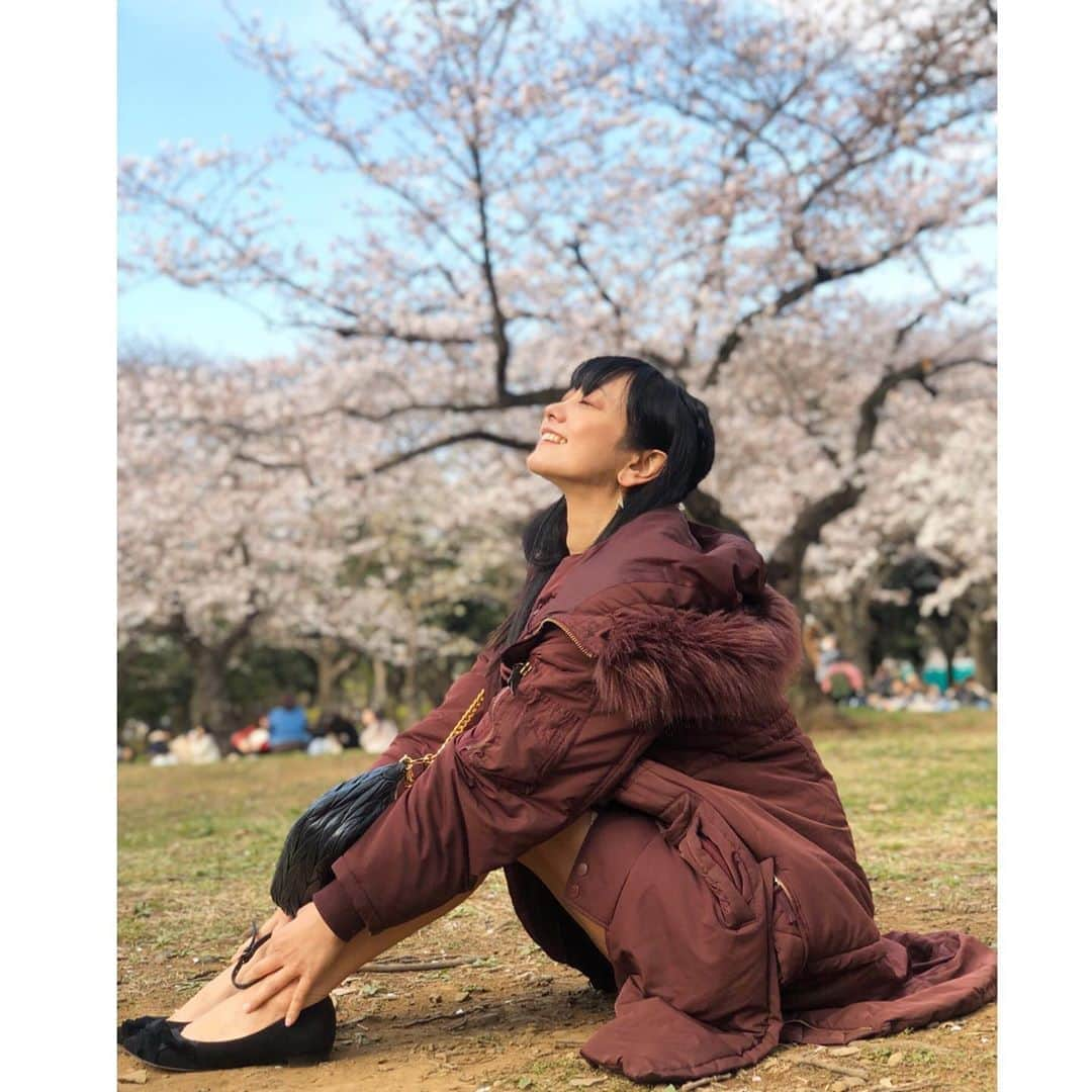 脊山麻理子のインスタグラム：「桜浴♡ #花見 #代々木公園 #夜桜 #桜散歩 #お散歩 #スカイツリー #桜好き」