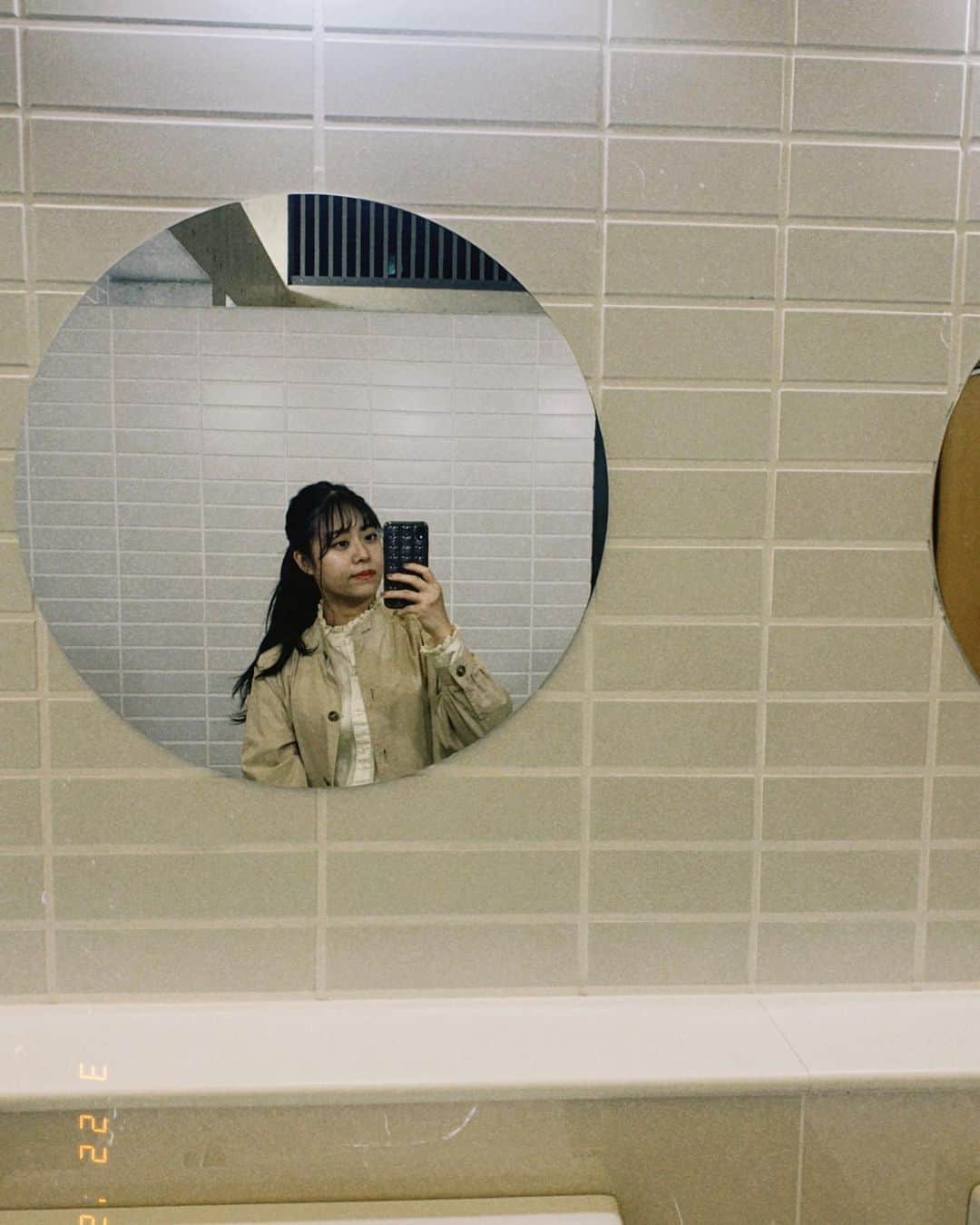 のインスタグラム：「桜と私 . 友達にいっぱい撮ってもらったど~ . 公園のトイレの鏡がまるって可愛くてとっちゃった😌 . . . #桜  #🌸 #sakura  #japan」