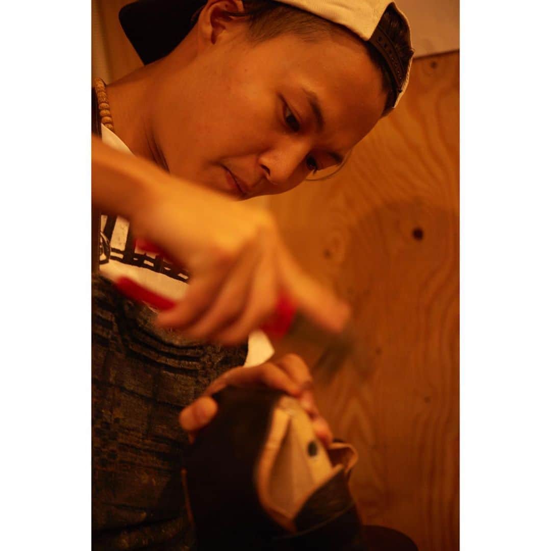 花田優一のインスタグラム：「、﻿ ﻿ ﻿ Making shoes﻿ ﻿ ﻿ 撮影 大橋仁﻿ ﻿ #shoes #craftsman #craftsmanship #japan #tokyo」
