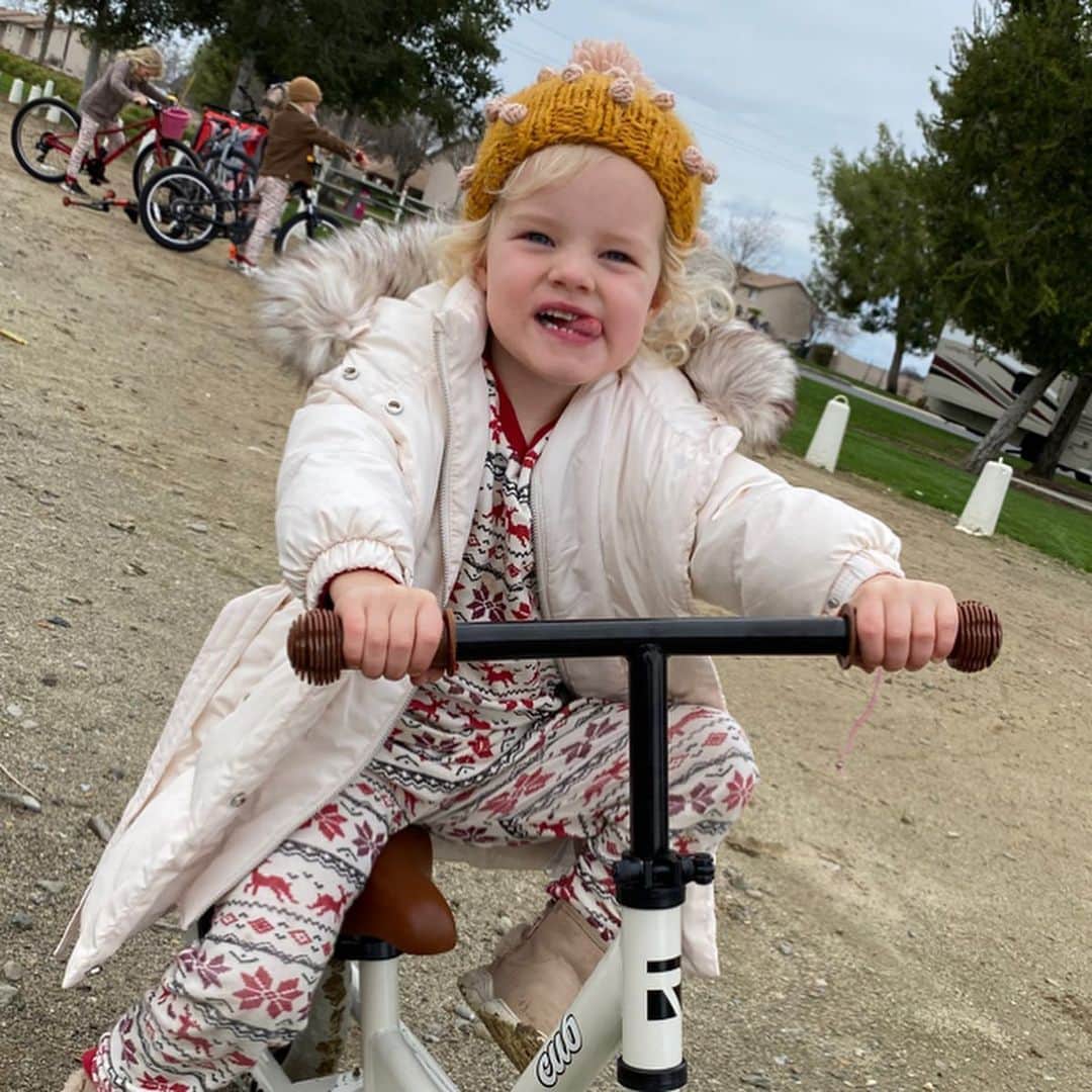 ジェームズ・ヴァン・ダー・ビークさんのインスタグラム写真 - (ジェームズ・ヴァン・ダー・ビークInstagram)「Happy birthday to my other queen... my little magical healer child, who can play by herself for hours, improvise a story that never ends, and somehow energetically feel like everybody’s grandma - on her fourth birthday.  You’re a deep little soul, kid... I love watching you watch the world, and am SO grateful I get to be a part of your universe. #LongLiveTheQueen 💜」3月23日 16時43分 - vanderjames