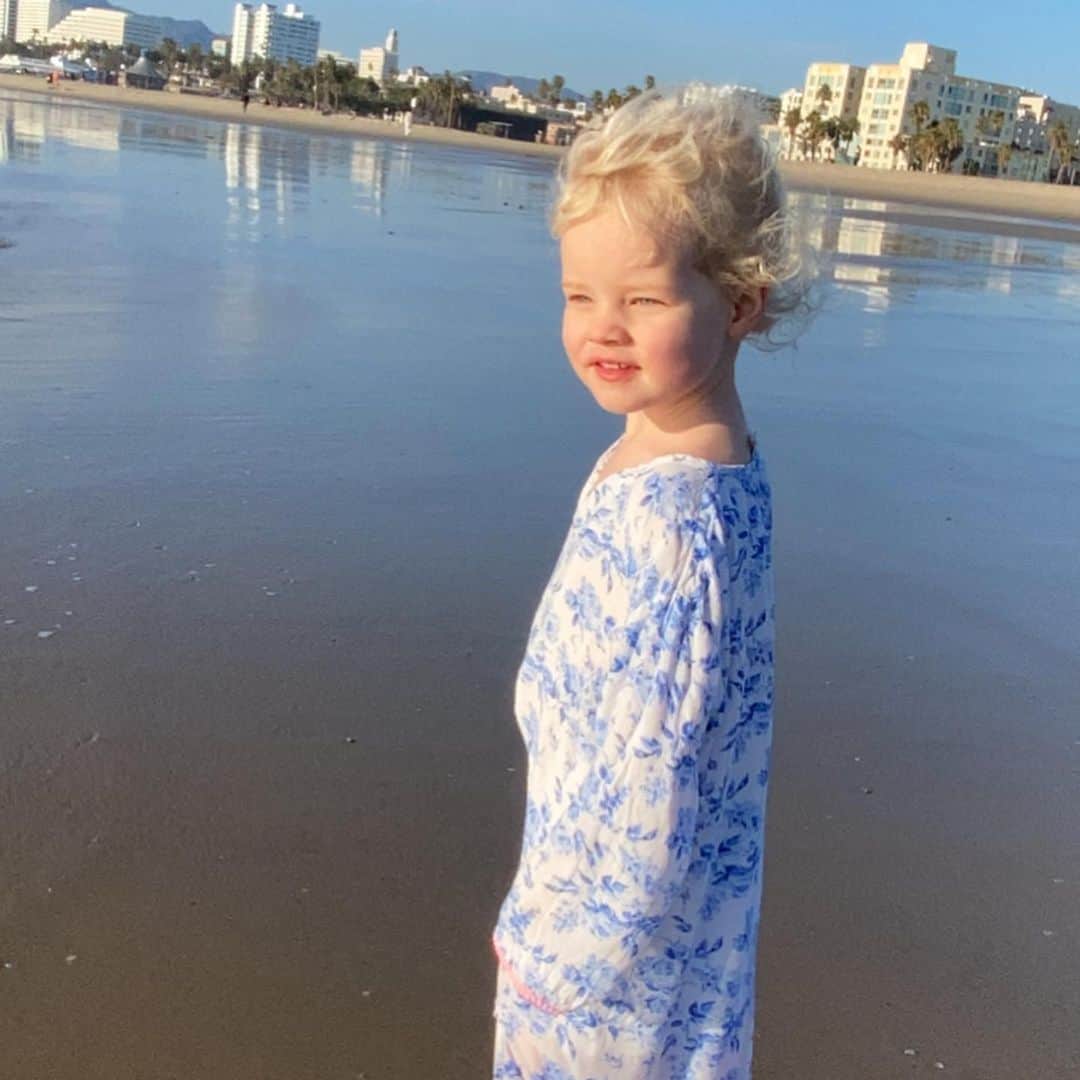 ジェームズ・ヴァン・ダー・ビークさんのインスタグラム写真 - (ジェームズ・ヴァン・ダー・ビークInstagram)「Happy birthday to my other queen... my little magical healer child, who can play by herself for hours, improvise a story that never ends, and somehow energetically feel like everybody’s grandma - on her fourth birthday.  You’re a deep little soul, kid... I love watching you watch the world, and am SO grateful I get to be a part of your universe. #LongLiveTheQueen 💜」3月23日 16時43分 - vanderjames