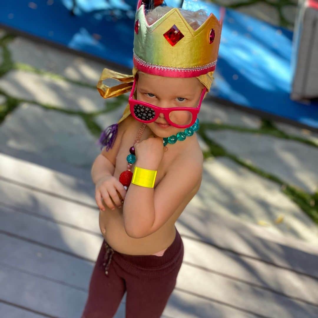ジェームズ・ヴァン・ダー・ビークさんのインスタグラム写真 - (ジェームズ・ヴァン・ダー・ビークInstagram)「Happy birthday to my other queen... my little magical healer child, who can play by herself for hours, improvise a story that never ends, and somehow energetically feel like everybody’s grandma - on her fourth birthday.  You’re a deep little soul, kid... I love watching you watch the world, and am SO grateful I get to be a part of your universe. #LongLiveTheQueen 💜」3月23日 16時43分 - vanderjames