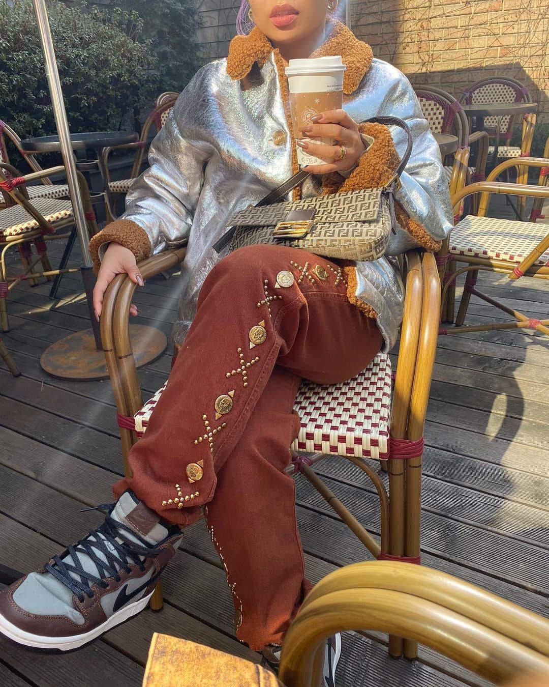 のインスタグラム：「vintage mix everyday🤎🧸 . ヴィンテージと、新しく見つけたアイテムを混ぜる それが10代から変わらない私のstyle😊👖 スニーカーはその日に行く場所、会う人に合わせて👟 @nike  #vintagebaby 👑」