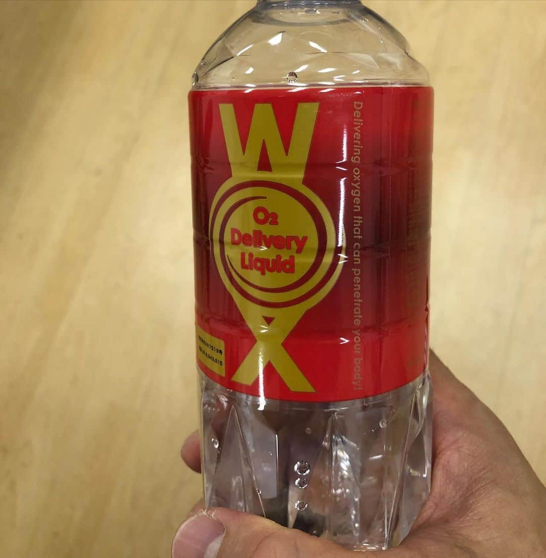 和田毅さんのインスタグラム写真 - (和田毅Instagram)「最近見つけたこの酸素水、自分には合っているような気がします。 これ寝る前に少しでも飲むと、すごく寝つきが良くて、次の日の疲労感が違う、と感じています。 ちょっと値段が高いですが、続けてみようと思います。 https://woxo2.jp  #高濃度酸素水 #wox #ウオックス」3月23日 16時51分 - tsuyoshiwada.21