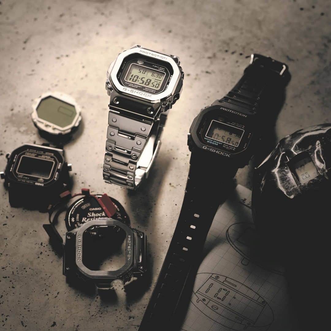 G-SHOCKさんのインスタグラム写真 - (G-SHOCKInstagram)「GMW-B5000  初代モデルDW-5000Cから受け継がれるコンセプトはそのままに、時計としてのクオリティを追求し、外装、構造、モジュールの進化に磨きをかけ、フルメタルケースで仕上げたGMW-B5000のテクノロジーをチェック！  SLIDE 02 : フルメタル耐衝撃構造 ステンレス製のベゼルとケースの間に、ファインレジン製の緩衝材を実装。G-SHOCK初号機のフォルムはそのままに、メタル外装による耐衝撃構造を実現。  SLIDE 03 : バンド接続部 バンド接続部を3本足構造とし、連結パイプに加わる衝撃を分散。また、メタル製のバンドピースにディンプル加工を施し、初号機の樹脂バンドデザインを継承。  GMW-B5000, the full-metal version of the DW-5000 base model which represents a refinement of the hollow case structure to achieve an even higher level of shock resistance, incorporated various technologies.  SLIDE 02 : Shock resistance achieved with a full-metal case Fine-resin cushioning parts are inserted between the bezel case and the inner case. The design of the first G-SHOCK model has been maintained while achieving metal case.  SLIDE 03 : Band connection structure Three-pronged lug structure disperses shocks to the connecting pipes and button shafts.The design of the first model’s resin band is reproduced by applying dimple-processing to the stainless-steel band pieces.  GMW-B5000  #g_shock #gmwb5000 #dw5000 #gshockconnected #watchoftheday」3月23日 17時00分 - gshock_jp