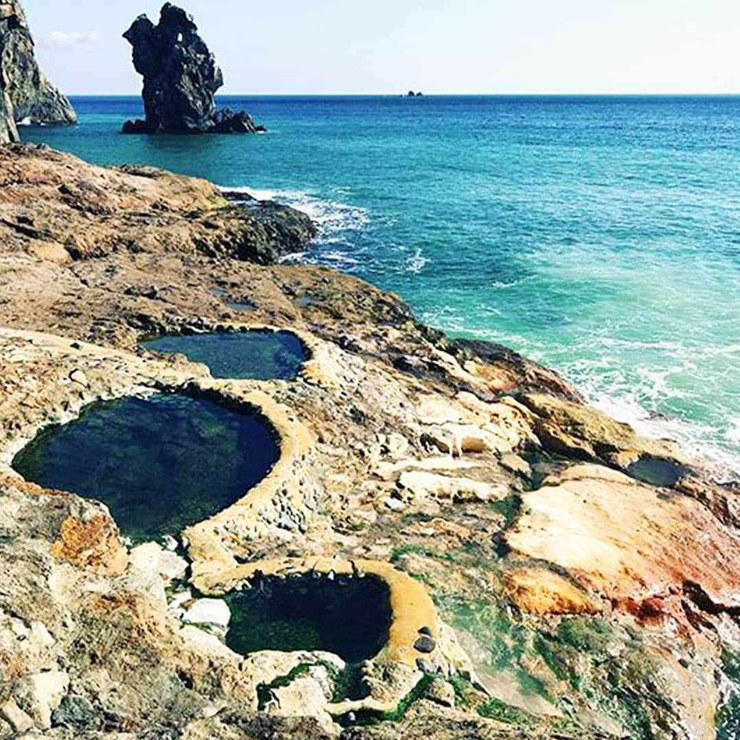 ジェットスター航空さんのインスタグラム写真 - (ジェットスター航空Instagram)「鹿児島県の離島　#硫黄島 にある #東温泉 は、岩場から湧き出した #秘湯♨️　目の前には大海原が広がり、振り返ると #硫黄岳⛰️ が見える #絶景 の露天風呂です✨ ジェットスター「#e旅ブック」第14弾の鹿児島編をお届け中✈️ ・ 鹿児島へは ✈️東京(成田)から片道¥5,790〜 ✈️名古屋(中部)から片道¥3,580〜 ジェットスターなら、成田発の国内線路線数も中部発の路線数もLCC No.1‼️ ・ #ジェットスター　#jetstar_japan　#jetstar #etabibook　#e旅ブック鹿児島編 #鹿児島県 #kagoshima #かごしま #鹿児島旅行 #鹿児島観光　#鹿児島写真部 #九州 #九州旅行 #九州ぐらむ #離島　#温泉 #日本　#Japan　#旅　#旅行　#Travel #LCC　#旅行好きな人と繋がりたい ・ ------------------------ 📷 by @hotsprings0130 Special thanks⭐️ ------------------------ ・ *運賃はエコノミークラス「Starter」。支払手数料、空港使用料等が別途必要です。受託手荷物の料金は含まれません。諸条件が適用されます。」3月23日 17時00分 - jetstar_japan