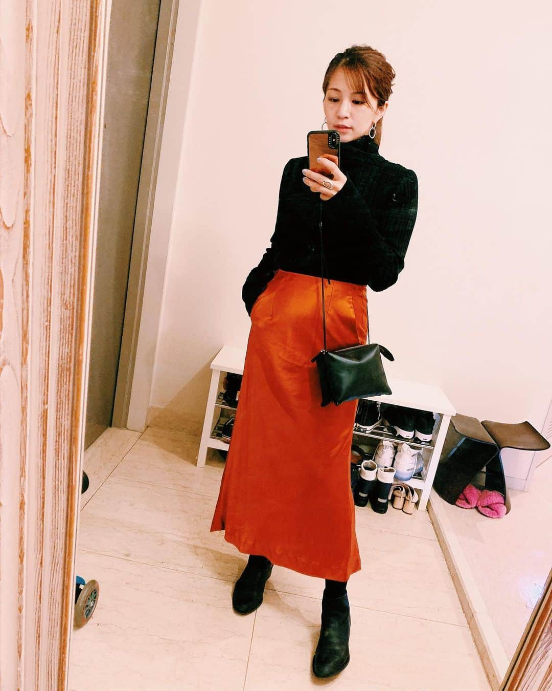 安田美沙子さんのインスタグラム写真 - (安田美沙子Instagram)「久々に私服。 体重は結局食べまくってたから、プラス10キロ。搾乳で退院してからはあっという間に6キロ落ちましたが、あと4キロが全然落ちない😭このスカートもギリギリ入りました。笑 . . . お腹もゆるいし、健診が終わったらゆっくり骨盤矯正やら、ジムやら、始めたいです。 . . . 春物着たくて、着たくて😍 tops... @elendeek  skirt... @stylings_official  shoes... @alexanderwangny  bag... @therow」3月23日 17時03分 - yasuda_misako