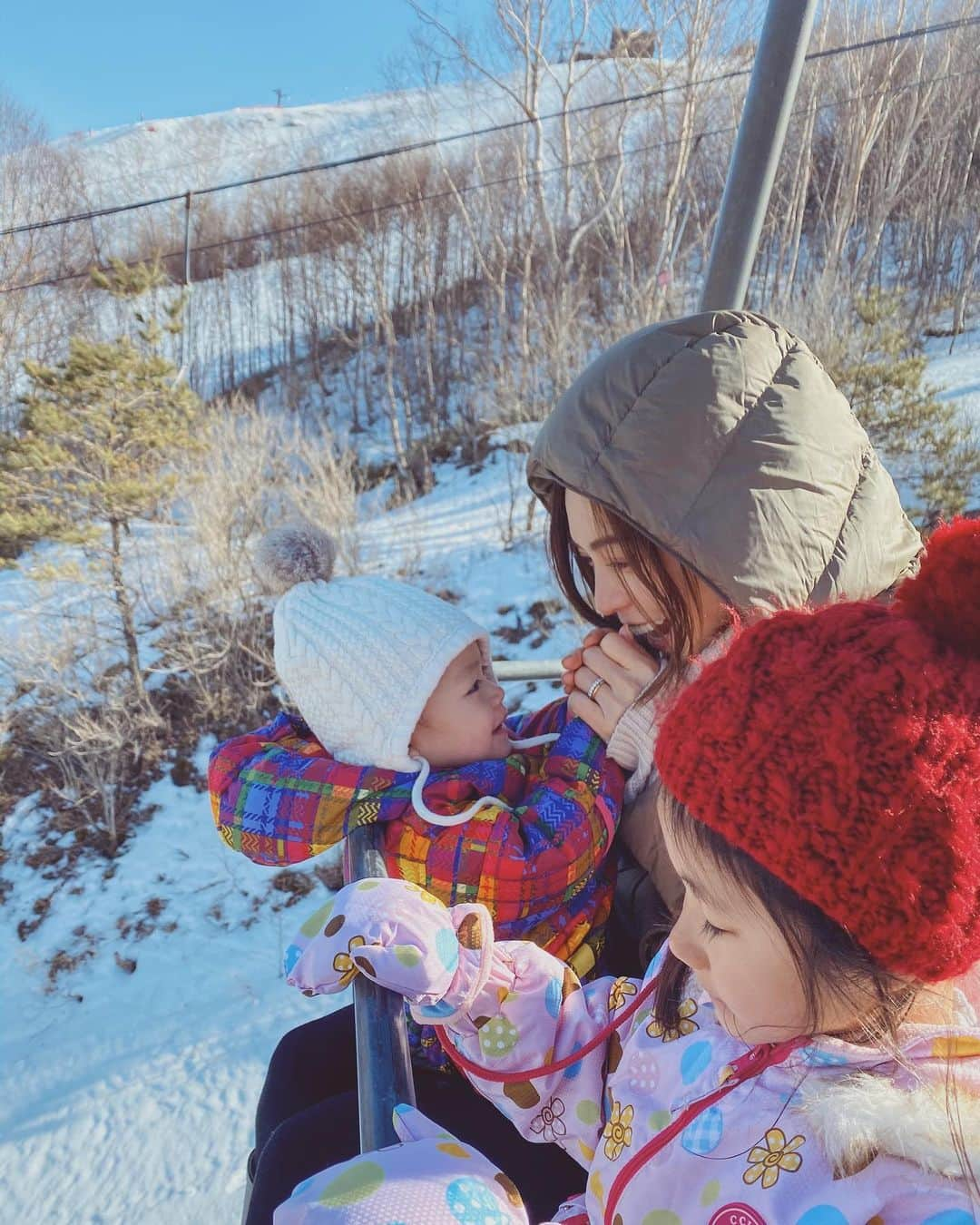 里見茜さんのインスタグラム写真 - (里見茜Instagram)「山が大好きなじぃじ👨🏻‍🦳 八ヶ岳が見渡せるということで、山頂を目指して家族で初リフト⛄️ 娘はりんちゃんがいるとお姉ちゃんが居るみたいで嬉しいのか、 常に真似してて可愛い😂💗 #山好き#じぃじ#車山#八ヶ岳#キッズパーク があったよ👨‍👩‍👧‍👦」3月23日 17時03分 - satomiakane