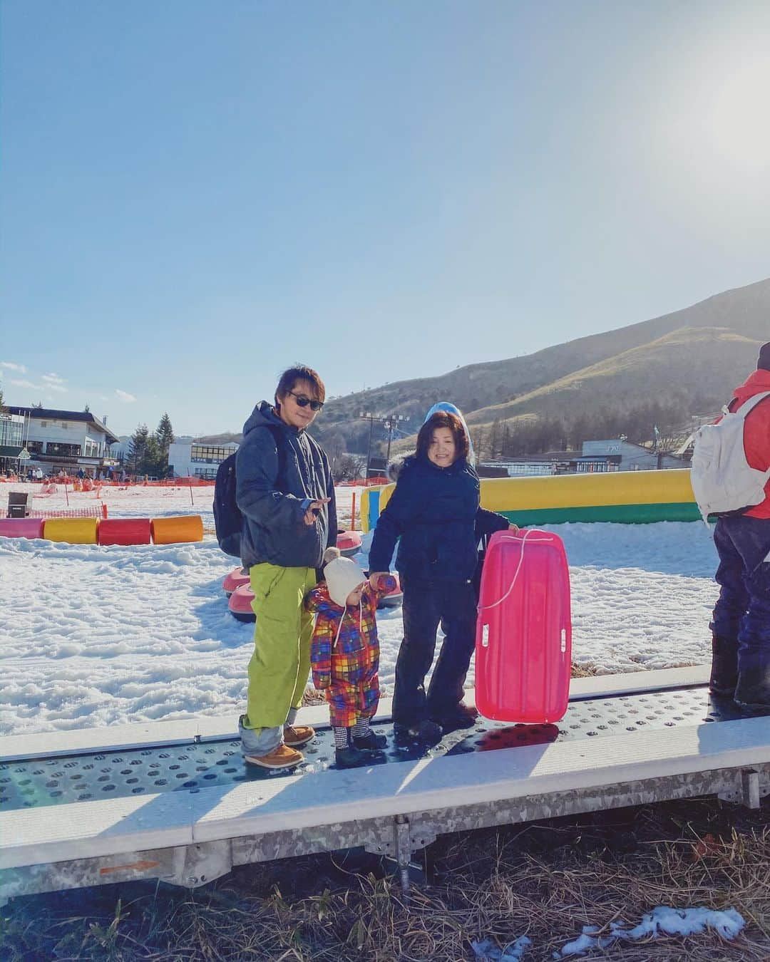 里見茜さんのインスタグラム写真 - (里見茜Instagram)「山が大好きなじぃじ👨🏻‍🦳 八ヶ岳が見渡せるということで、山頂を目指して家族で初リフト⛄️ 娘はりんちゃんがいるとお姉ちゃんが居るみたいで嬉しいのか、 常に真似してて可愛い😂💗 #山好き#じぃじ#車山#八ヶ岳#キッズパーク があったよ👨‍👩‍👧‍👦」3月23日 17時03分 - satomiakane