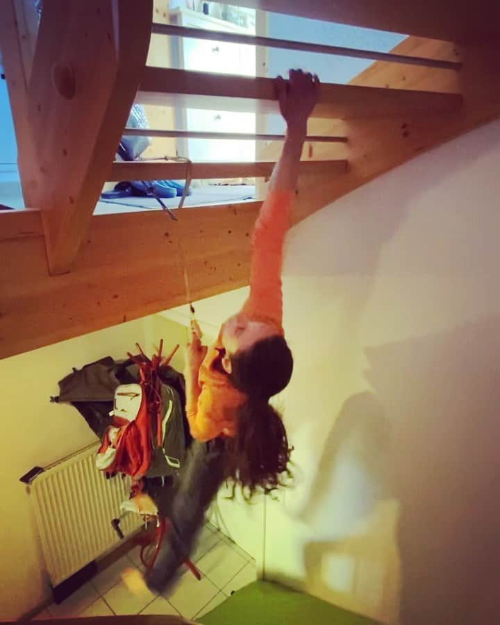 メリッサ・ル・ネーヴェのインスタグラム：「👆training for the next proj ! Keeping this one 🖕for 🦠.... ! Thanks @rustamclimbing for the perfect tool to train for my spring goal. • @adidasterrex @fiveten_official @arkose.climbing @team_edelrid @deuter • #bethbyarkose #edelrid #terrex #hometraining #onefinger #pullups #campusboard #trainingday #climbing #bouldering #climbing_is_my_passion #climbinggirls #climbing_videos_of_instagram #klettern #bouldern #escalada #arrampicata #messaround #becreative #grimper」