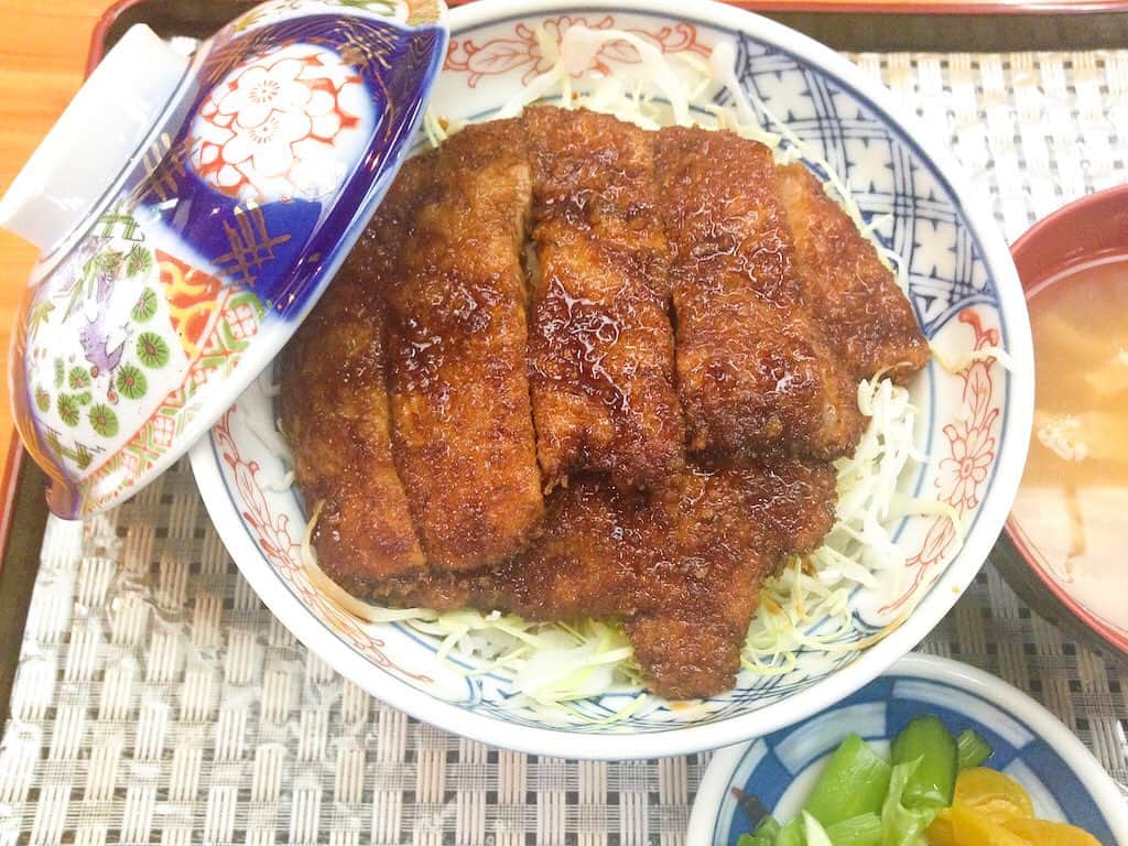 福島県さんのインスタグラム写真 - (福島県Instagram)「味わって！ 会津ソースカツ丼 ご飯にシャキシャキの千切りキャベツを乗せ、その上にはソースに浸したサクサクのカツが乗ります。シンプルながらも深い味わいが、大正時代から親しまれている会津のソウルフードです。お店一軒一軒がそれぞれ違った味とスタイルを持っているので食べ比べも楽しいです。 #会津 #会津ソースカツ丼 #カツ丼 #ご当地グルメ #福島 #ふくしま #ふくしまからはじめよう #来て #味わって #fukushima #traveljapan #futurefromfukushima #japantrip #fukushimatrip #art_of_japan #instagramjapan #japan_of_insta  #insta_fukushima  #special_spot_ #japanfood #fukushimafood」3月23日 17時09分 - realize_fukushima