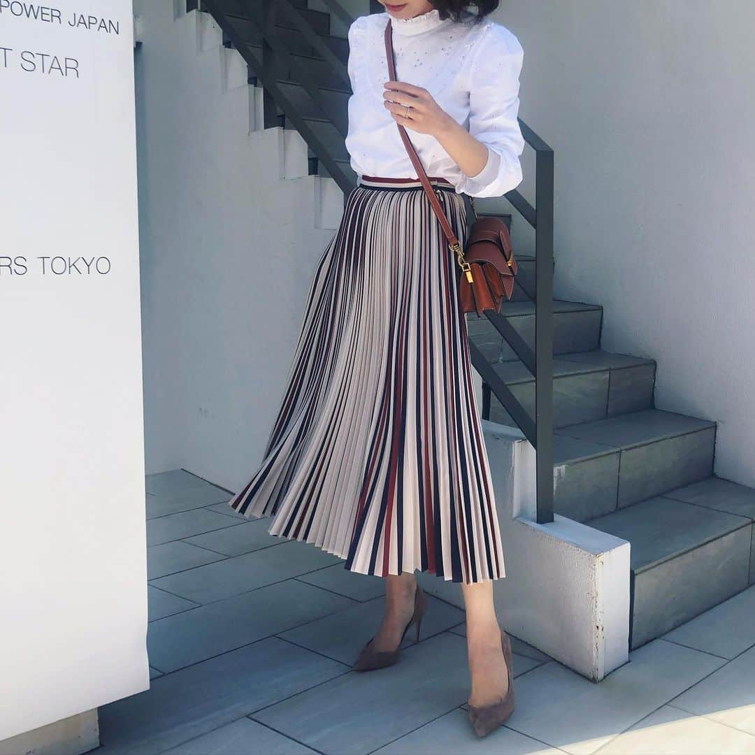 Tsuru by Mariko Oikawaさんのインスタグラム写真 - (Tsuru by Mariko OikawaInstagram)「TRICOLOREカラーのプリーツスカートに、BROWN小物を合わせて。プリーツスカートとピンヒールの組み合わせはエレガントで永遠に好きでいられるもの…＊ ・ ・ skirt:Alina/tricolore ¥45,000+tax shoes:Adriana/cinnamon ¥26,000+tax ・ ・ #tsuru#tsurubymarikooikawa#tsuruとskirt#プリーツスカート#tricolore#ピンヒール#スエードパンプス」3月23日 17時21分 - tsurubymarikooikawa