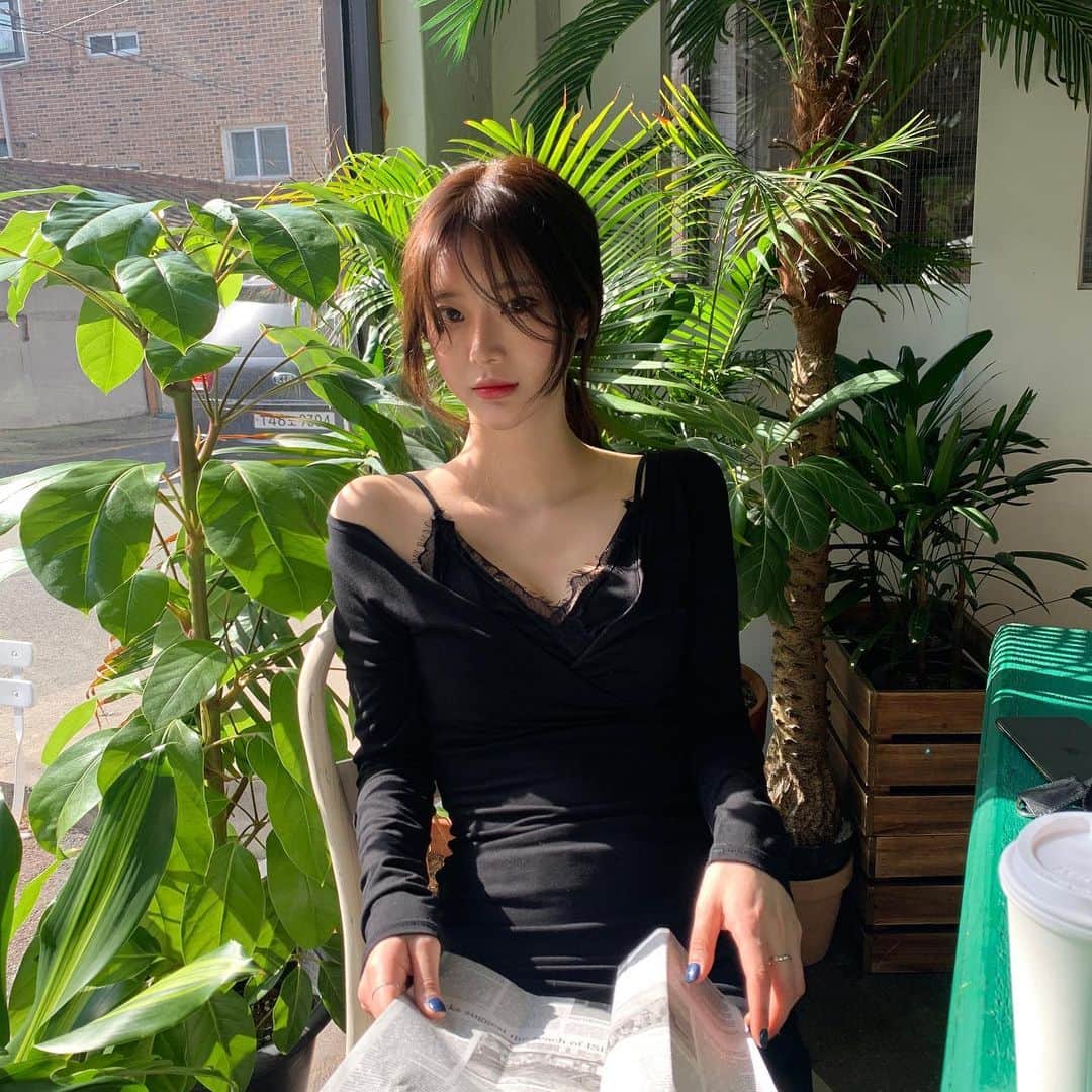 Chuuのインスタグラム：「바디에 착 붙는 핏감으로 슬리브리스와 레이어드 되어있어서 더 예뻐요!🖤✨」