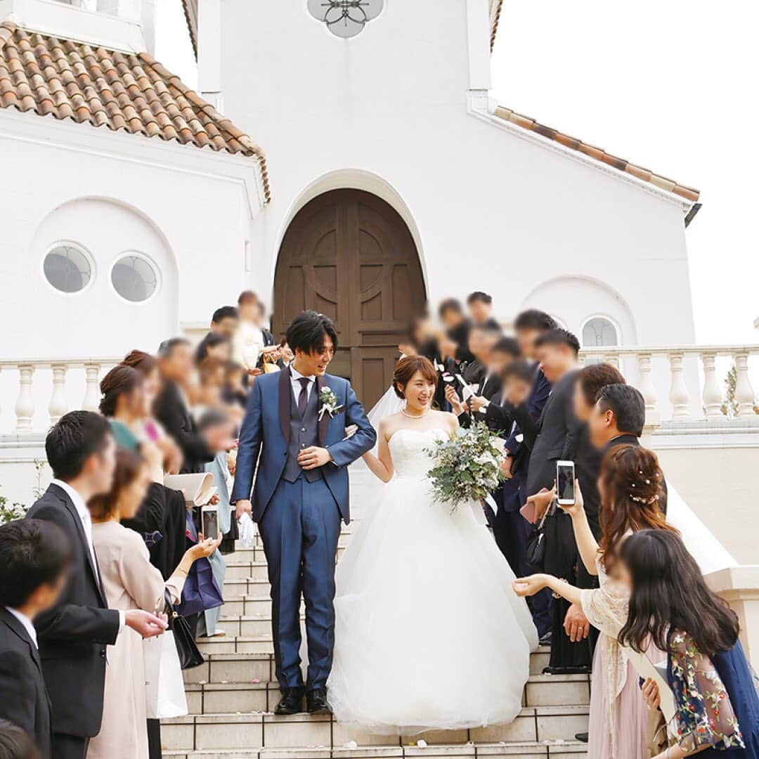 結婚SANKA(けっこんさんか)さんのインスタグラム写真 - (結婚SANKA(けっこんさんか)Instagram)「＼ウエディングレポ／ 『主役は私たちじゃなくっていい。ゲストが笑顔でいられること、それが最優先！』 富山県滑川市　Sさん＆Aさんカップル . ラ・ブランシュ富山 . . ベールダウンのときの「きれいだよ。幸せになってね」というお母さんからの言葉に、感謝の想いと涙があふれて止まらなかったという新婦Aさん♡ . 挙式の後は、大階段でフラワーシャワー🎉大好きな家族や友人からのフラワーシャワーの祝福に、「挙式の緊張が、どこかへいっちゃいました！」と二人。 . ゲストから大好評だった、オシャレ＆ナチュラルな高砂席🌿✨「リラックスできる空間にしたい」と緑いっぱいに。キャンドルやパンパスグラスも使ってアンティーク感もプラス！秋の結婚式にぴったり🍁 . 食いしん坊の二人らしい、パンサーブの演出は、友人の結婚式で見て「絶対やりたい！」と思っていたそう🥖💕ゲストと記念撮影をしながら、その間に二人も大好きなパンをもぐもぐ（笑） . 二人は手作りするのが大好き！当日までにコツコツ準備してきたアイテムが、ウエルカムスペースにずらりと並びます🖼イラストは、インスタグラムで見つけたイラストレーターさんにオーダー。 . . 「自分たちが目立つんじゃなく、ゲストに感謝が伝わる一日にしたかった」という二人。アイテムの手作りや、会場スタッフとの打ち合わせなど、結婚式準備が楽しくってたまらなかったそう💞 . 当日は、ロシアンシュークリーム、ポッキーゲーム、お菓子プルズなど、ゲストにワクワクしてもらえるような、ゲスト参加型演出やゲームをたくさん散りばめて、たくさんの笑顔と笑いがあふれる一日になりました😊 . . 結婚SANKAがつくるWebマガジンmarricoでは、ラ・ブランシュ富山や、そのほかの会場で挙げた北陸カップルのリアルな結婚式をたくさんレポートしています！ . @kekkonsanka_weddingのURLからmarricoのウエディングレポへ . . about 結婚SANKA . 石川・富山・福井の花嫁のための結婚準備メディアです 雑誌とWebサイト、Webマガジン「marrico」の3つで、北陸花嫁に役立つ地元の結婚準備情報を発信中です . . ＼北陸花嫁を応援／ ただいま、結婚SANKAのWebサイトからブライダルフェアを予約＆参加で、最大16,000円分のギフトカードをもれなく全員にプレゼント中。 結婚準備、新生活、息抜きデートに使ってください https://kekkonsanka.com . .」3月23日 17時24分 - kekkonsanka_wedding