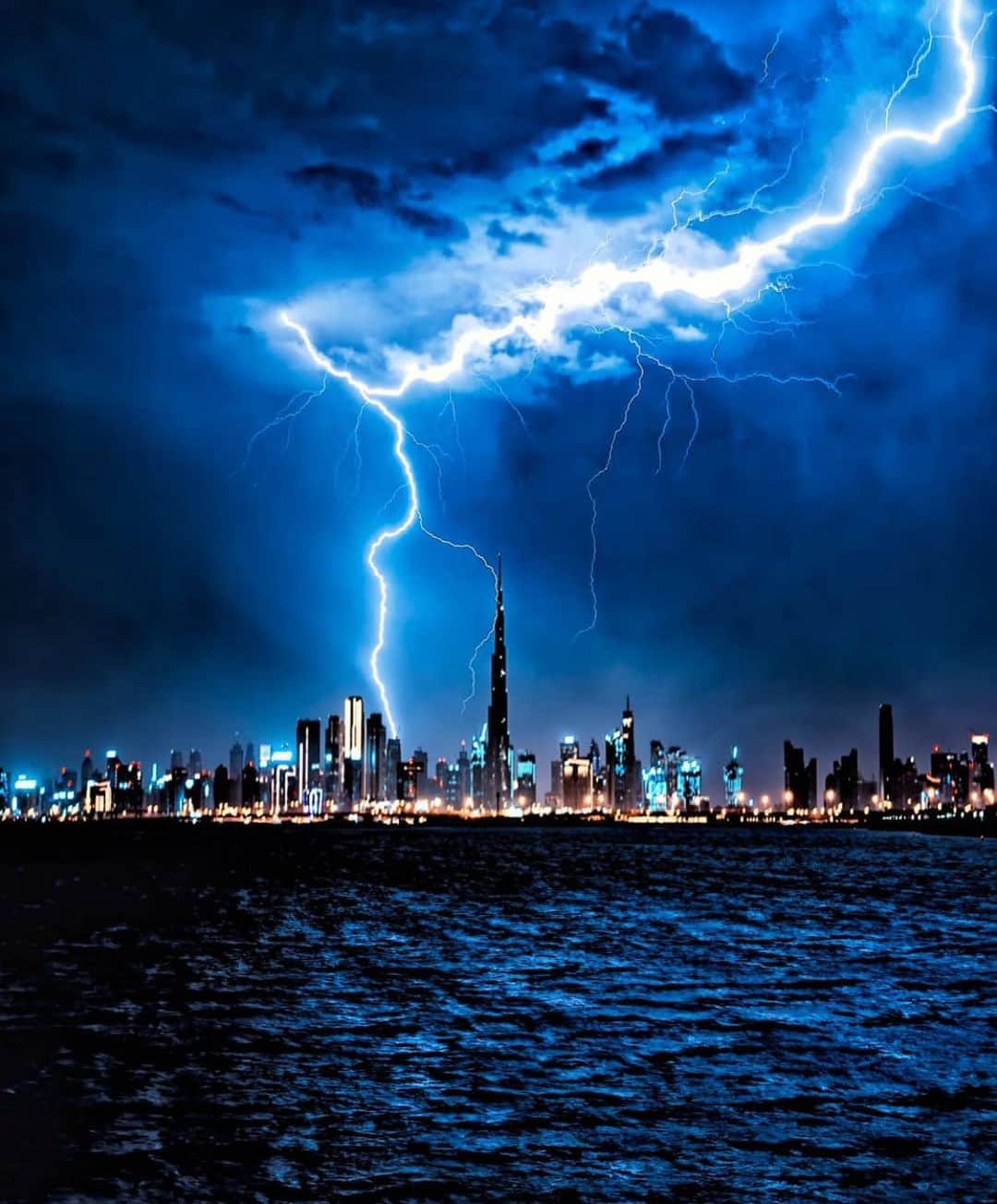 ドバイのインスタグラム：「Lightning ⛈ #Dubai #دبي 📷:@alphaspotting」