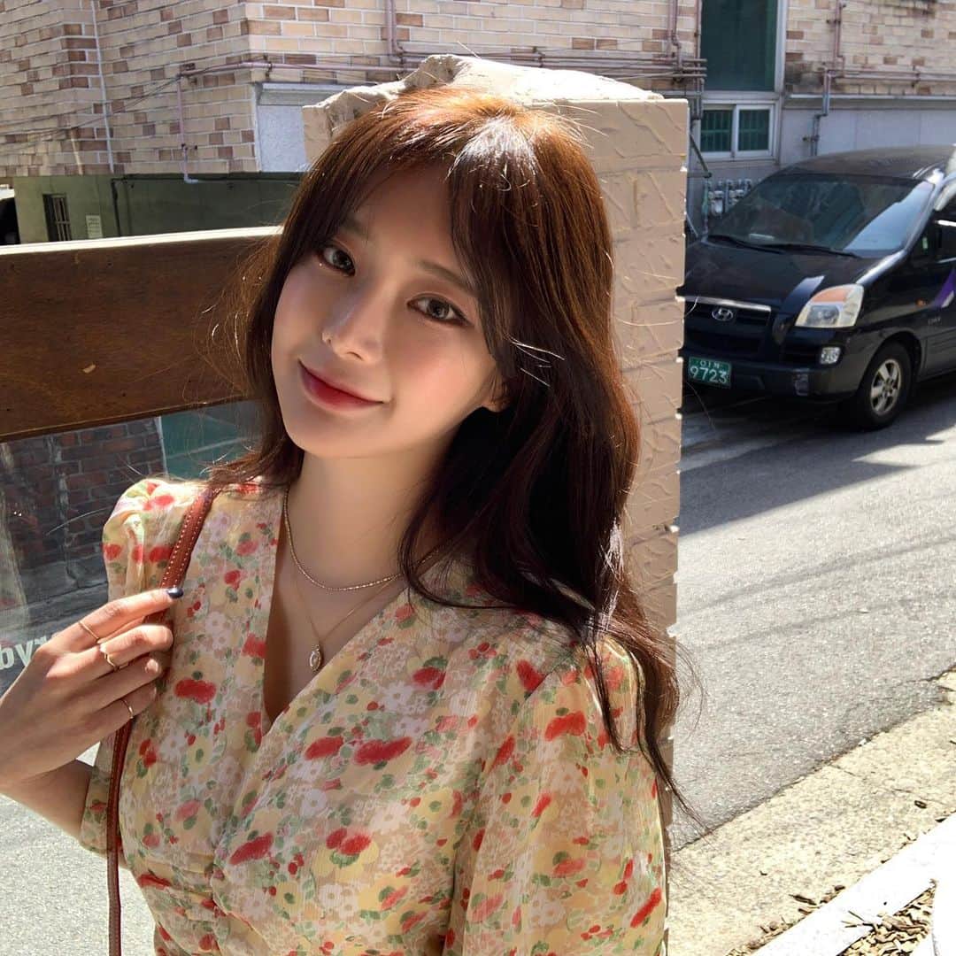 Chuuのインスタグラム：「한컷구매에 순차적으로 업뎃되고 있는 신상들❤️❤️봄나들이 가고싶어지는 아이템만 모았으니 언능 츄사이트로 고고!」