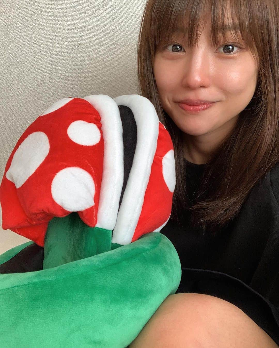 岡副麻希さんのインスタグラム写真 - (岡副麻希Instagram)「🍓 食べられちゃうねえ🍄﻿ ほっぺたがたこやき化してます🐙🏮﻿#ぷっくり ﻿ #マリオパーティー﻿ #パックンフラワー#スリッパ 四月からデビューするよ💃🏽✨🐾」3月23日 17時38分 - maki_okazoe_official