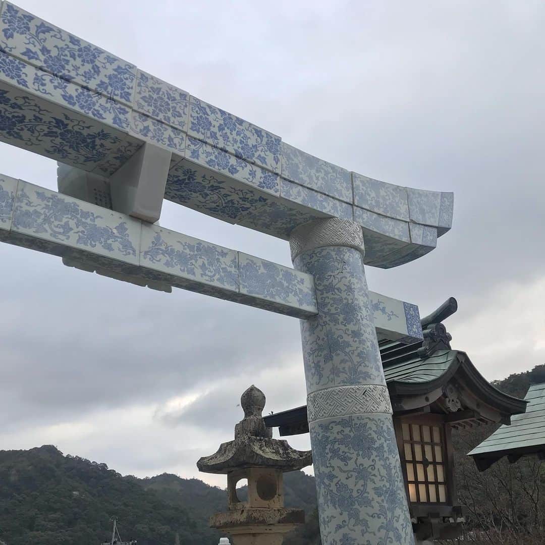 ari ta suさんのインスタグラム写真 - (ari ta suInstagram)「陶山神社の鳥居が⛩ 美しく修繕されました✨ . 曇りの日でしたが、 清々しい気持ちにさせていただきました！ . 町の素晴らしい建造物が 次世代につながることは 本当に喜ばしいことですね。 . #陶山神社  #陶山神社⛩️」3月23日 17時42分 - aritasu_tasu
