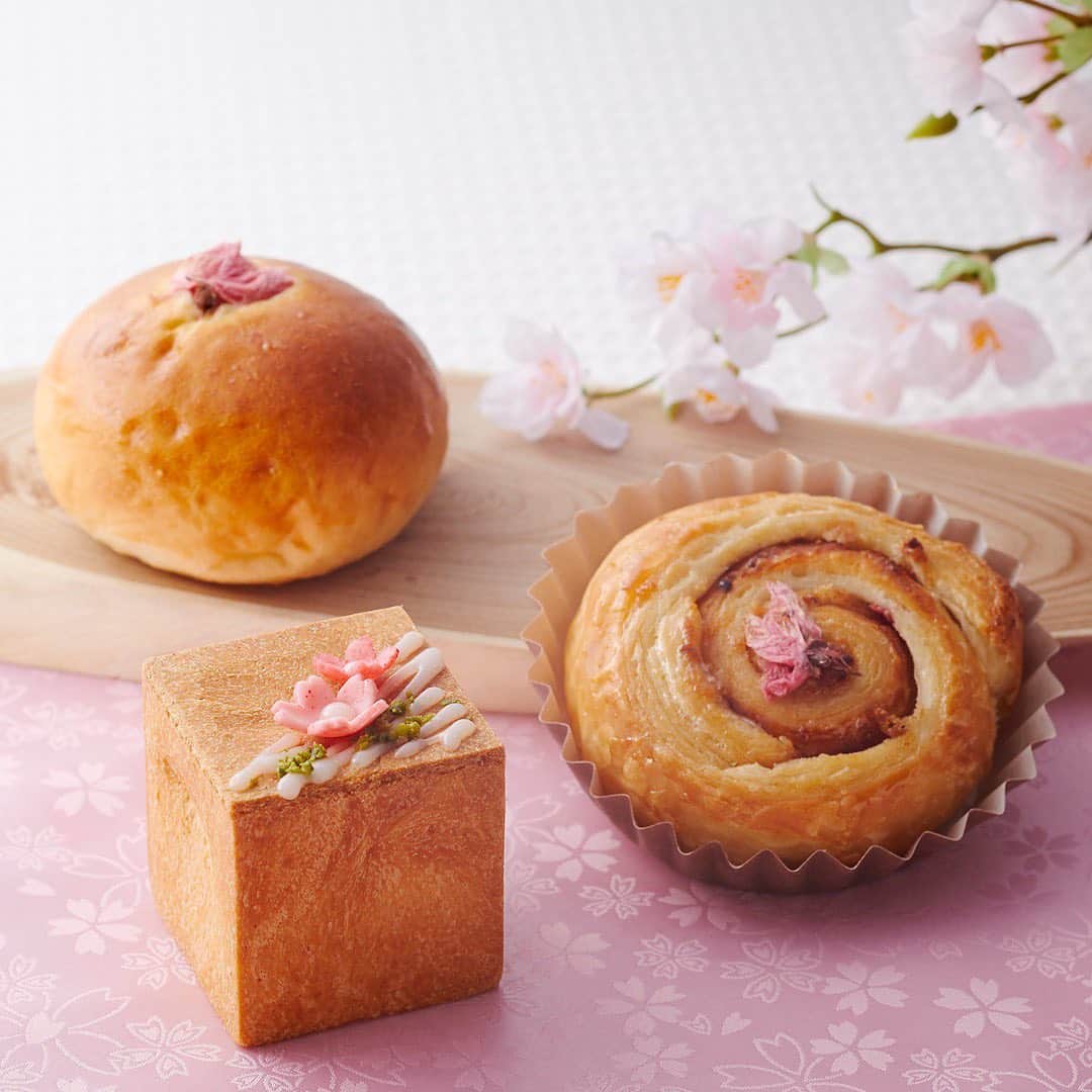 のインスタグラム：「＼さくらづくし🌸／﻿ スイーツ&ベーカリー 粋では、さくらの香りと塩加減が絶妙な「さくらあんぱん」をはじめ、さくらあんをたっぷりと包んで焼き上げたデニッシュやキューブブリオッシュをご用意しております。﻿ お花見のおともや、手土産にいかがでしょうか？﻿ ﻿ ＼Sakura Season is Here🌸／﻿ Stop by Sweets&Bakery IKI to pick up a selection of aromatic baked goods filled with sakura red bean paste, including Danish pastries, brioche cubes, and our salted “Sakura Red Bean Paste Bun”!﻿ Any of these delicious items would make the perfect souvenir for a cherry blossom viewing party!﻿ ﻿ #ロイヤルパークホテル #ロイヤルパーク #ロイヤルパークホテル東京 #ロイパ東京 #水天宮 #人形町 #日本橋 #粋な街の意気なおもてなし #大人女子 #さくら #サクラ #桜好き #さくらスイーツ #桜スイーツ #桜味 #桜あん #スイーツ巡り #スイーツ女子 #甘党女子 #パン好き #パン活 #パン部﻿ #royalparkhotel #royalparkhotel #royalpark #royalparkhoteltokyo #ChicTokyoStay #nihonbashi #thepreferredlife #ipreferrewards」