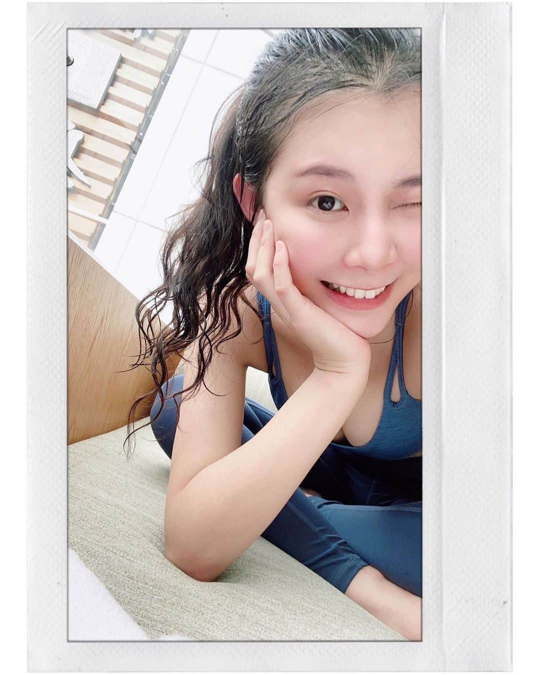 張香香のインスタグラム：「紀念一下自己第一次一口氣上了五堂瑜珈🧘🏻‍♀️ 平常都是上個一兩堂就覺得夠了(是個很不會勉強自己的人🤣) 雖然後面兩堂 一堂累到放空 最後一堂竟然還站著度估😂哈哈哈哈 但我覺得今天勇敢嘗試了平常不敢挑戰的 還是值得給自己小小鼓勵一下😆👏🏻」