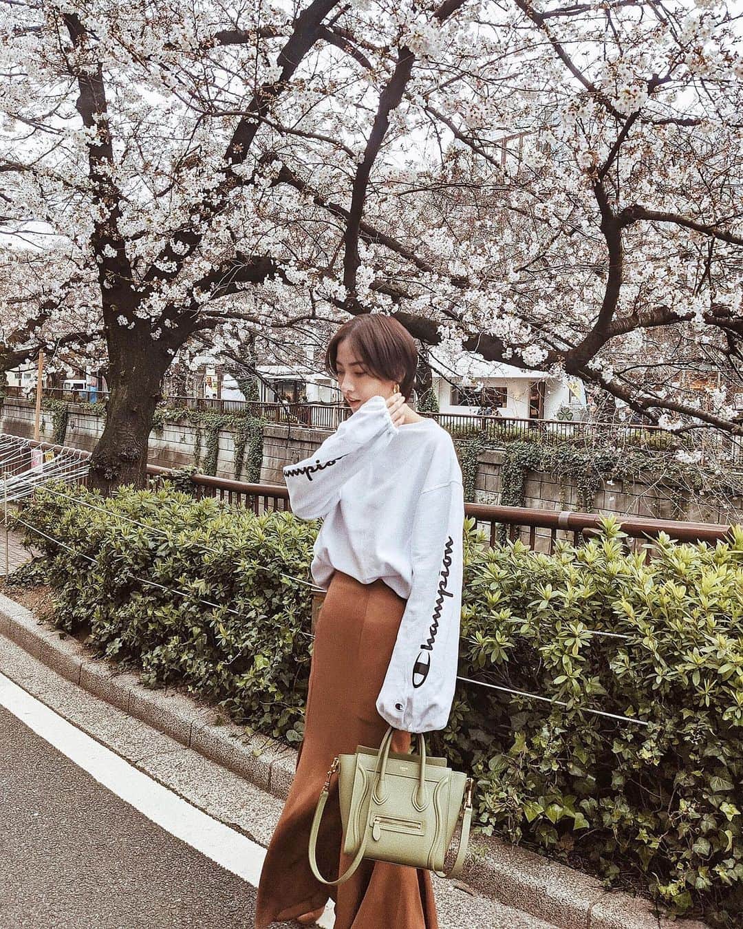 ソンイのインスタグラム：「🌸🍡☕️🤎 ▫️トップス: @emoda_official × @champion_japan ▫️サテンロングスカート: @akte_official ▫️バック: @celine ▫️ピアス: @unchained.jp」