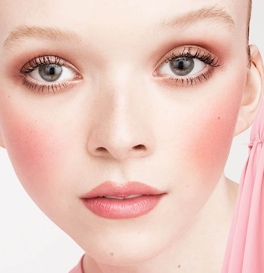 M∙A∙C Cosmetics Japanのインスタグラム：「ㅤ 弾力のある新感覚テクスチャーのチーク、 グロープレイ ブラッシュが新登場！ ㅤ 全11色のシェードは、簡単にブレンド可能で なめらかなツヤと輝きを演出✨ シアー～ミディアムまで自在な仕上がりを楽しんで。 ㅤ ㅤ *3月27日(金) 公式オンラインショップ＆全国発売 ㅤ #MACGlowPlay #MACグロープレイブラッシュ ㅤ #MACCosmeticsJapan #MACCosmetics #MAC #MACコスメ #コスメ #メイク #化粧品 #デパコス #コスメ部 #コスメ好きさんと繋がりたい #コスメ紹介 #おすすめコスメ #新作コスメ #春メイク #春コスメ #ピンクメイク #チーク #クリームチーク #ピンクチーク #オレンジチーク #ベージュチーク #コーラルチーク #血色 #血色感 ＃トレンド #トレンドメイク #MACGlowPlayBlush」
