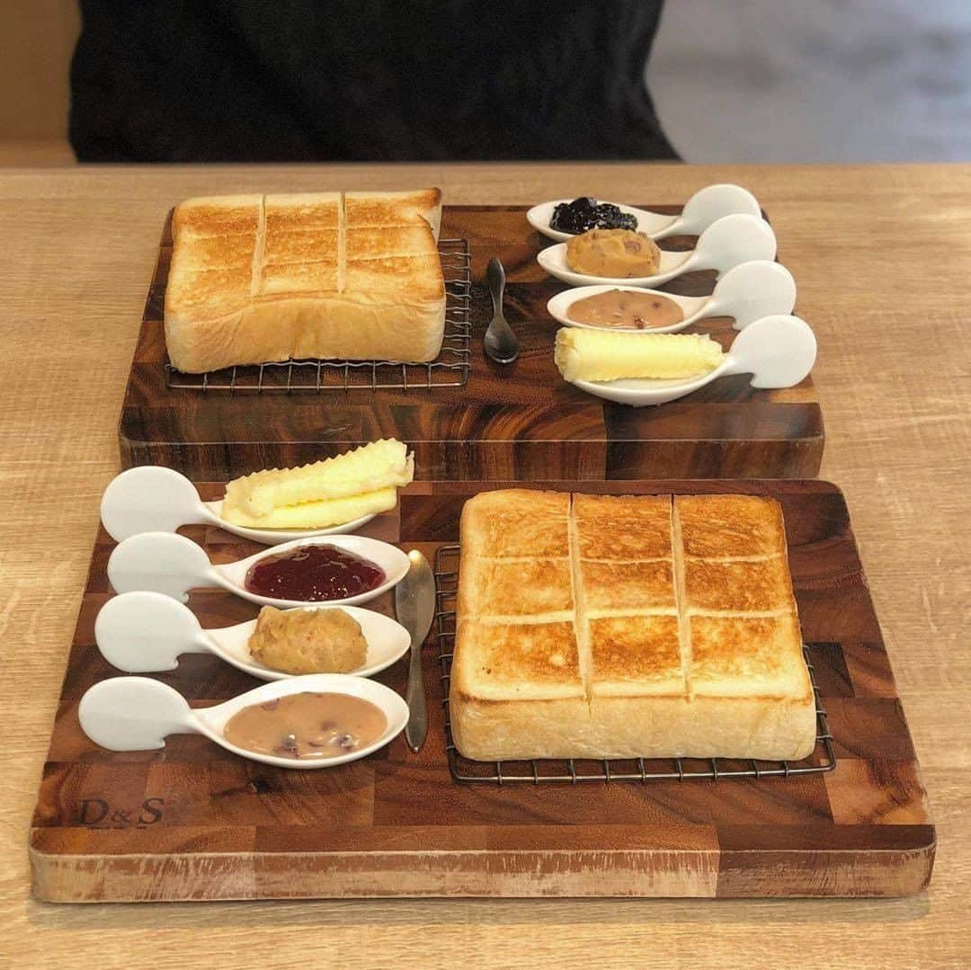 LeTRONC ルトロンのインスタグラム：「【 高級食パン 嵜本 /東京・田園調布 】 . 口溶けやわらかく風味豊かな高級食パンで大人気の「嵜本」✨ . 素材・発酵・製法のどれをとってもこだわり抜かれていて、一度食べたら毎日食べたくなってしまうこと間違いなし😍？！ . パンは２種類、ジャムは１０種類以上から選べるそうです💕 . ぜひ味わいに行ってみてくださいね😋 . 📍東京都大田区田園調布2-49-15 . 📷写真・情報提供：@saaaa._r さん 素敵な投稿をありがとうございます✨ . \ 一緒にルトロンinstagramを盛り上げませんか？🙋‍♀️ / #ルトロン で素敵なおでかけ体験をシェアしてくれる方を大募集しています♪投稿内容は、instagramで紹介させていただきます☺️ . #letronc #カフェ #カフェ巡り #カフェ好き #カフェスタグラム #スイーツ部 #スイーツ巡り #スイーツ好きな人と繋がりたい #高級食パン嵜本 #嵜本 #東京カフェ #田園調布カフェ #東京グルメ  #高級食パン #食パン #焼きたて食パン #和モダン #パン好き #和菓子 #おやつタイム #食パン好き #toast #tokyocafe #パン好きな人とつながりたい #パンスタグラム #パンのある暮らし #パン屋さん巡り #bread #おしゃカフェ」