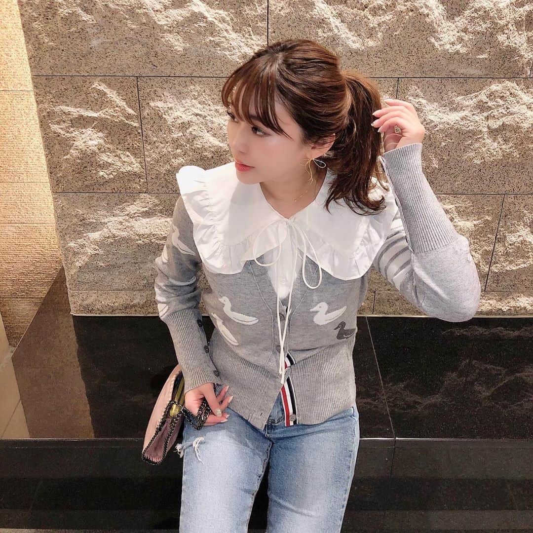 藤川沙弥のインスタグラム：「🐦🧵🤍﻿ ﻿ やっと春服が着れる日がきて嬉しい⸝⸝⸝⸝⸝⸝﻿ 暖めてたアヒルちゃんカーディガンは ﻿@ortensia____ ﻿🐥💛 ﻿ 中のシャツも凄くお気に入りで﻿ これノースリーブだから﻿ 夏までヘビロテする予定🧏🏻‍♀️﻿ 本日発売の　@lilas_jp 新作💛﻿ 受注予約受付中です💋﻿ ﻿ ﻿ ﻿」
