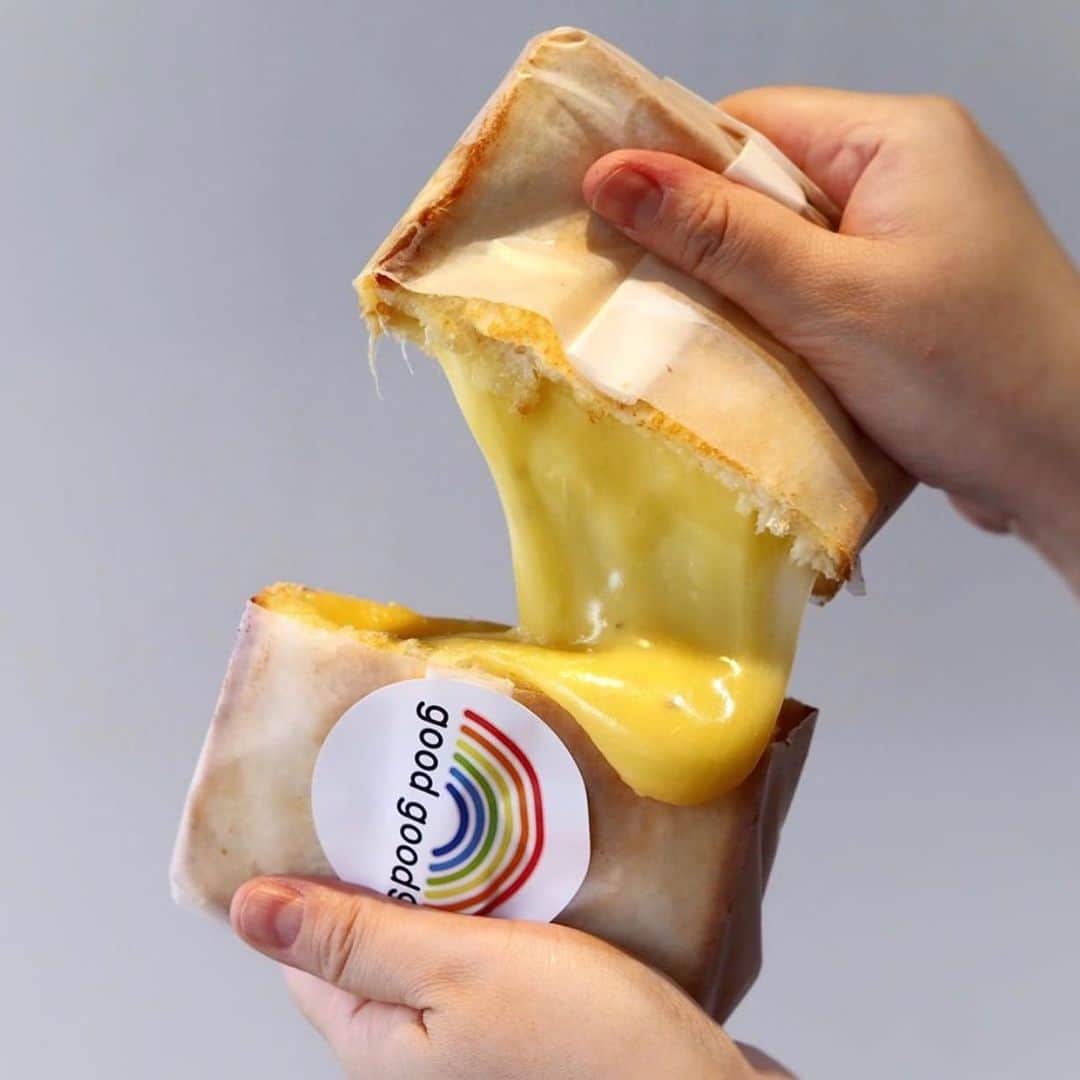 aumoグルメのインスタグラム：「. ❤︎とろとろ❤️グリルドハニーチーズサンド🥪❤︎ . 滴るチーズが存在感たっぷり🧀💓まろやかな蜂蜜との相性も抜群です🍯 . 写真提供 : @tsukiusagidayo さん﻿﻿ 素敵なお写真をありがとうございました♡﻿﻿ .﻿﻿ . 店名：『good good9』 ぜひ訪れてみてくださいね。 . . あなたが撮影したベストグルメpicに﻿﻿ 「#aumo」を付けて教えて下さいっ☺︎﻿﻿﻿ あなたの投稿が紹介されるかも♪﻿﻿﻿ . aumoアプリは毎日配信！おでかけや最新グルメなどaumo読者が気になる情報が満載♡﻿﻿ ダウンロードはプロフィールのURLから✔︎﻿ (iPhone&Android版) . #京都グルメ#京都カフェ#京都#サンドイッチ #京都ランチ#おしゃれカフェ#ピクニック#グルメ部#교토맛집#교토여행#グルメな人と繋がりたい#グルメ好きな人と繋がりたい#フォトジェニック」