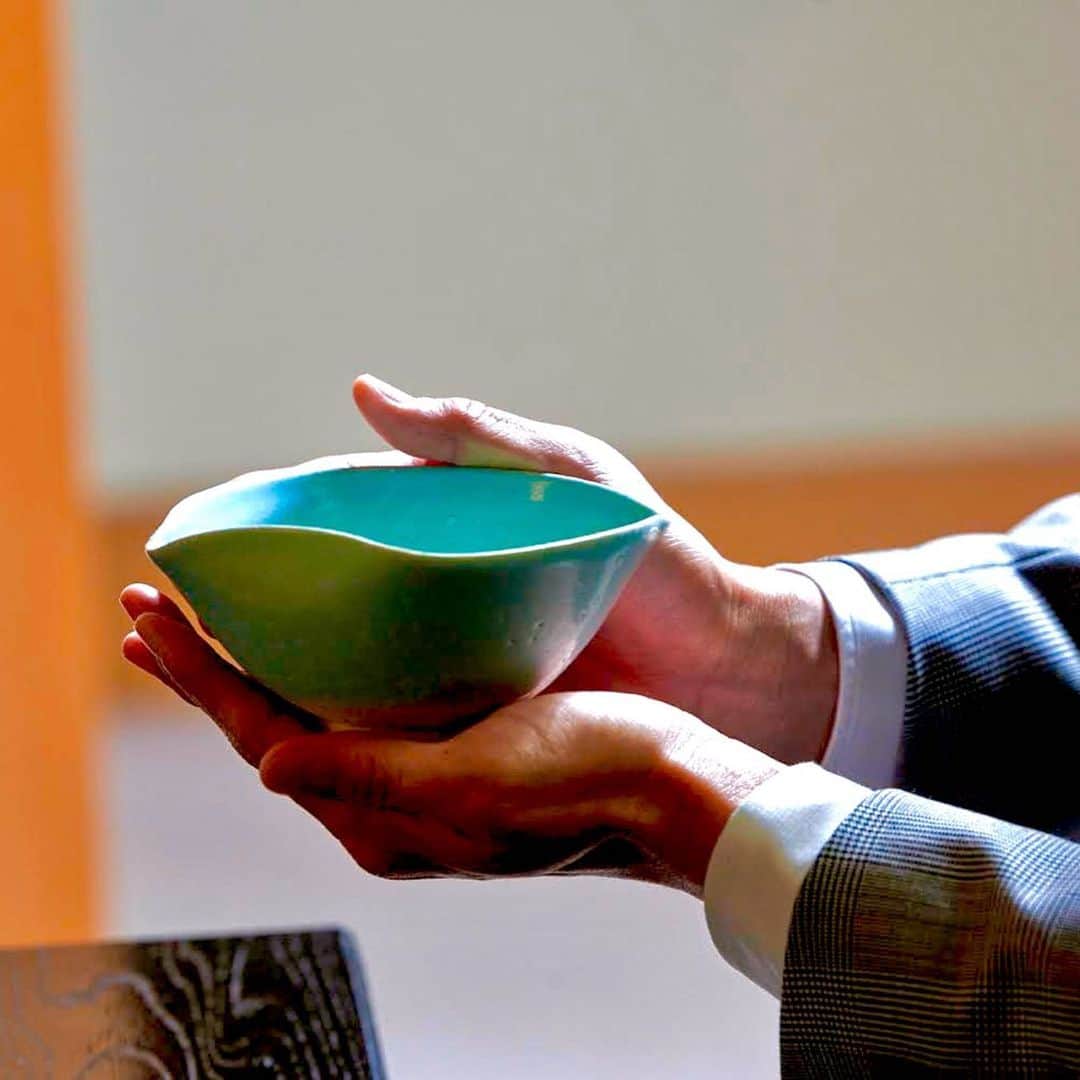 播戸竜二さんのインスタグラム写真 - (播戸竜二Instagram)「『プレミアムジャパン』 ・ 茶道・遠州流小堀宗翔さんに、アスリート茶会に呼んでいただきました🍵 ・ 今回はその様子をプレミアムジャパンさんに取材してもらい、その様子が公開されました。 ・ ［アスリート茶会　プレミアムジャパン］で検索してください🙇 ・ お茶はいい！ 家でもお茶を点てています。 ・ 心が無になります。 ・ ・ #プレミアムジャパン #遠州流茶道  #播州 #アスリート #サッカー #ラグビー #アメフト #ラクロス #ダブルダッチ #パルクール」3月23日 18時05分 - ryuji_bando