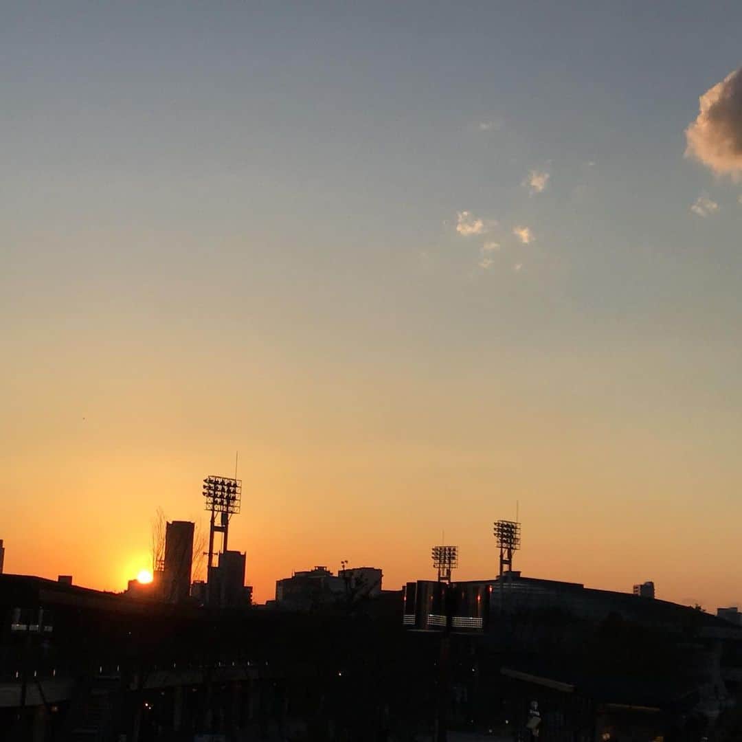 牧野誠三さんのインスタグラム写真 - (牧野誠三Instagram)「西の空に沈む夕陽❗️綺麗です。 明日は、明るい話題が出て来ますように！祈ります。 太陽のリングがこんな事になるとは。美しい夕陽に願いを込めて。 #ytvアナウンサー  #ytv  #牧野誠三 #西の空 #夕陽が綺麗 #素敵な明日を #太陽のリング #」3月23日 18時09分 - makino_seizo_freeter