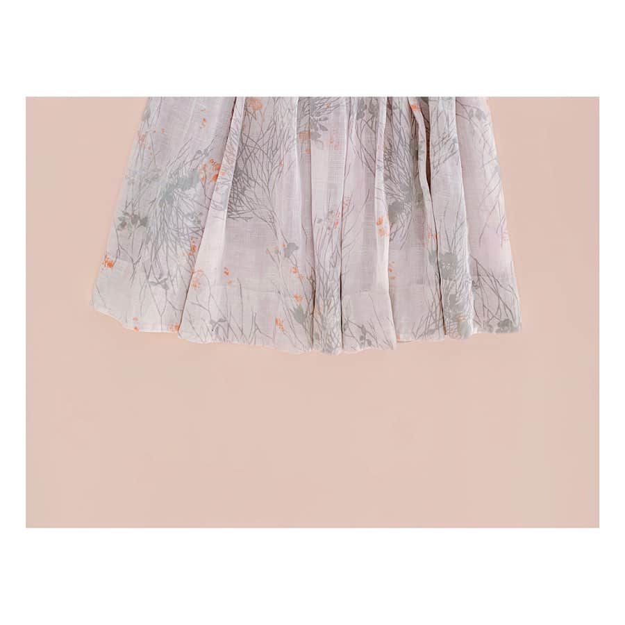 pas de calais -パドカレ-さんのインスタグラム写真 - (pas de calais -パドカレ-Instagram)「. 【春のプリントスカート】 一目で春を感じられる、コットンリネンのロングスカート。 華やかな柄と淡いベースのピンクが春気分を盛り上げてくれること間違いなし。 生地を贅沢に使っているのでほどよいフレア感とドレープがきれいなシルエットを作ってくれます。 シンプルなTシャツやブラウスと合わせてスカートを主役にしたり、おそろいのブラウスとセットアップにして着るのもおすすめです。 . . ■ブルームプリントスカート(No.7018) Col. Pink, Navy 29,000yen+tax . . オンラインストアには今週末の入荷予定です。 . 【ORDER NOVELTY EVENT Part.3】 オーダーノベルティイベント、3回目の最後のスタンプラリー期間が始まります！ 3回目の期間は3/18(WED)〜3/31(TUE)。 オリジナルのノベルティが手に入る最後のチャンス。ぜひこの機会にご利用ください。 . .  下記3回の期間中にpas de calais各店とオンラインストアにて春の新作お買い上げ税込11,000円ごとに1スタンプ、15スタンプが揃ったお客様に、風呂敷バッグ&オリジナル扇子のセットをプレゼント。 2色のセットからお好きな色をお選びいただけます。 ノベルティの詳細はHP、またはオンラインストアのスタッフブログのNewsよりご覧いただけます。 . . 《スタンプラリー実施期間》 ［Part 1］2020/1/17(Fri)〜1/31(Fri) ［Part 2］2020/2/19(Wed)〜3/1(Sun) ［Part 3］2020/3/18(Wed)〜3/31(Tue) . . ※オンラインストアは実物のスタンプカードはございませんが、期間中のお買い物を弊社で集計し、4／1以降に担当者よりご連絡を差し上げます。 ※ノベルティはオーダー後に製作となるため、お渡しは6月下旬頃を予定しております。 ※写真はサンプルのため、実際のアイテムとは仕様や色が若干異なる場合がございます。ご了承くださいませ。  みなさまのご来店を心よりお待ち申し上げております。 . .  #pasdecalais #pasdecalais_official_jp #パドカレ #パドカレコーデ #大人ナチュラル #大人のナチュラル服 #ナチュラルファッション #ナチュラル服 #ナチュラルコーデ #大人カジュアル #30代ファッション #40代ファッション #ナチュラル系 #大人ファッション #スカート #花柄スカート #柄スカート #春スカート #コットンリネン #花柄プリント #大人女子 #セットアップ #フレアスカート #ロングスカート」3月23日 18時11分 - pasdecalais_official_jp