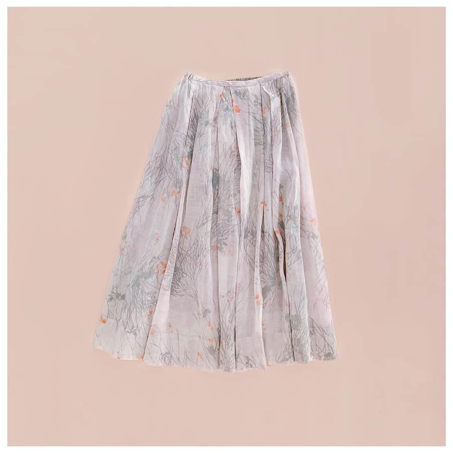 pas de calais -パドカレ-さんのインスタグラム写真 - (pas de calais -パドカレ-Instagram)「. 【春のプリントスカート】 一目で春を感じられる、コットンリネンのロングスカート。 華やかな柄と淡いベースのピンクが春気分を盛り上げてくれること間違いなし。 生地を贅沢に使っているのでほどよいフレア感とドレープがきれいなシルエットを作ってくれます。 シンプルなTシャツやブラウスと合わせてスカートを主役にしたり、おそろいのブラウスとセットアップにして着るのもおすすめです。 . . ■ブルームプリントスカート(No.7018) Col. Pink, Navy 29,000yen+tax . . オンラインストアには今週末の入荷予定です。 . 【ORDER NOVELTY EVENT Part.3】 オーダーノベルティイベント、3回目の最後のスタンプラリー期間が始まります！ 3回目の期間は3/18(WED)〜3/31(TUE)。 オリジナルのノベルティが手に入る最後のチャンス。ぜひこの機会にご利用ください。 . .  下記3回の期間中にpas de calais各店とオンラインストアにて春の新作お買い上げ税込11,000円ごとに1スタンプ、15スタンプが揃ったお客様に、風呂敷バッグ&オリジナル扇子のセットをプレゼント。 2色のセットからお好きな色をお選びいただけます。 ノベルティの詳細はHP、またはオンラインストアのスタッフブログのNewsよりご覧いただけます。 . . 《スタンプラリー実施期間》 ［Part 1］2020/1/17(Fri)〜1/31(Fri) ［Part 2］2020/2/19(Wed)〜3/1(Sun) ［Part 3］2020/3/18(Wed)〜3/31(Tue) . . ※オンラインストアは実物のスタンプカードはございませんが、期間中のお買い物を弊社で集計し、4／1以降に担当者よりご連絡を差し上げます。 ※ノベルティはオーダー後に製作となるため、お渡しは6月下旬頃を予定しております。 ※写真はサンプルのため、実際のアイテムとは仕様や色が若干異なる場合がございます。ご了承くださいませ。  みなさまのご来店を心よりお待ち申し上げております。 . .  #pasdecalais #pasdecalais_official_jp #パドカレ #パドカレコーデ #大人ナチュラル #大人のナチュラル服 #ナチュラルファッション #ナチュラル服 #ナチュラルコーデ #大人カジュアル #30代ファッション #40代ファッション #ナチュラル系 #大人ファッション #スカート #花柄スカート #柄スカート #春スカート #コットンリネン #花柄プリント #大人女子 #セットアップ #フレアスカート #ロングスカート」3月23日 18時11分 - pasdecalais_official_jp