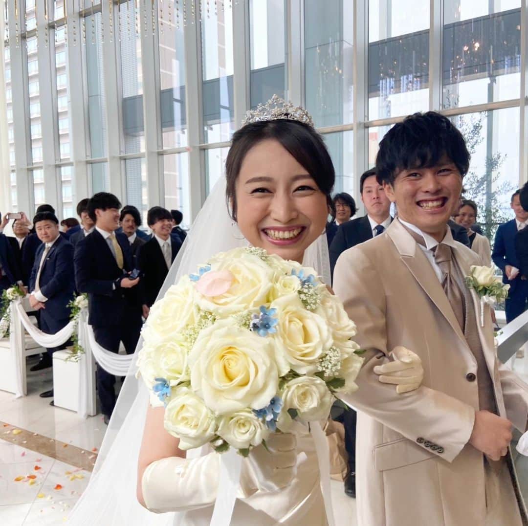 のインスタグラム：「マイル結婚式♡  同期で1番しっかりもののマイル。 気配り上手で 真面目で 一生懸命で めちゃくちゃかわいい👼  みんなから愛されてるなーって全力で感じる式でした🥺❤️ そして久々に同期全員で集まれて幸せ！！！ どんなに離れてても、なかなか会えなくてもこんなに大事と思えるみんなに出会えてほんとーによかった！ たっくさん話して、"ちゃんと生きよう"って何回言ったことか。笑  マイル素敵な1日をありがとう🥺 そしてほんとに、マイルのことを大好きで仕方ないこうちゃんとずーっとお幸せに🌸🌸🌸らぶ」