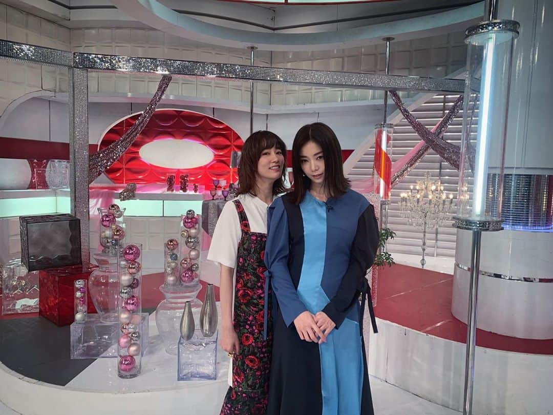 水川あさみのインスタグラム：「おしゃれイズムの際に記念撮影📸 相手より顔を小さくみせようと必死に争っている。女の戦い。  オンエアには無かったけどカンナが出てきた時に実は泣いた😂 嬉し驚き恥ずかしかったです。 カンチありがと🙇🏻‍♀️」