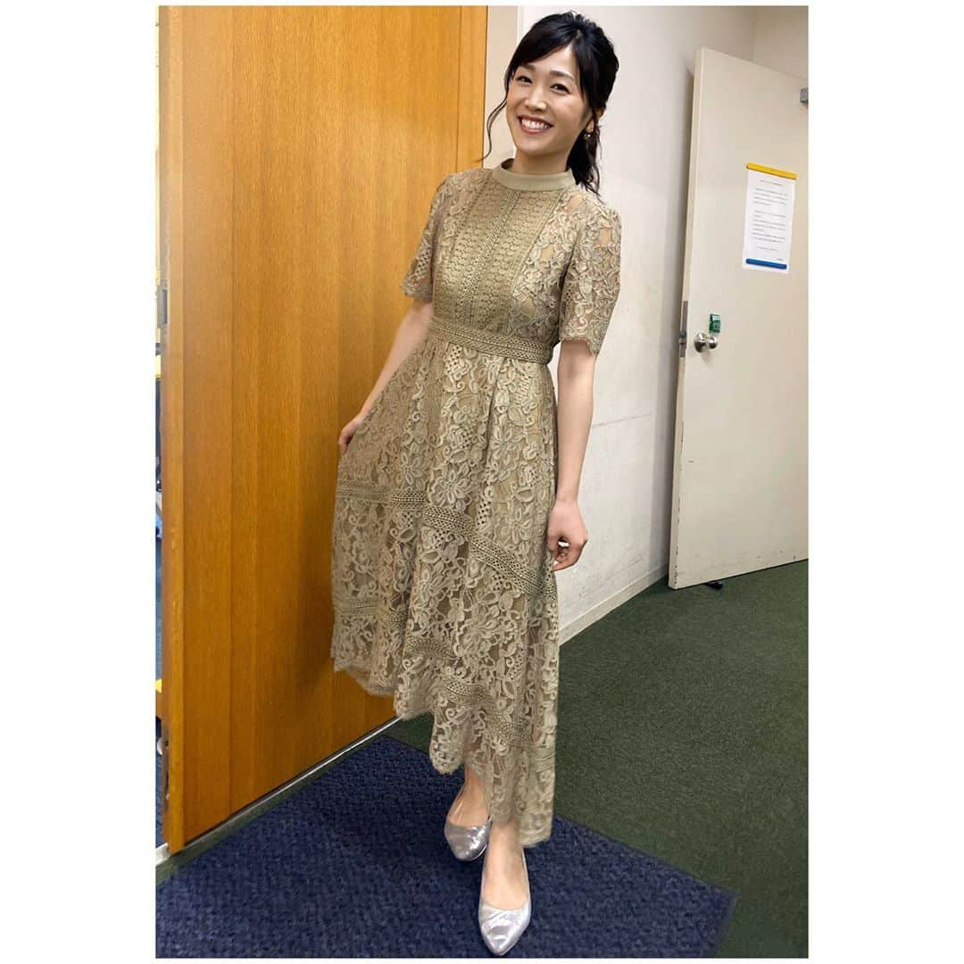 佐藤美樹さんのインスタグラム写真 - (佐藤美樹Instagram)「【中央競馬全レース中継】 昨日の衣装とヘアメイク💄です ワンピースの裾もとっても可愛い。 予想、全く当たらず🤣 ドバイＷ杯、中止はとても残念ですが、人も馬も無事に帰ってきてほしいと思います。 ———-－－－－━━━━★ #競馬  #競馬キャスター  #ヘアメイク  #衣装  #当たることも大事ですが #為になる情報を沢山 #お伝えできるように #頑張ります  #無観客  #フリーアナウンサー  #佐藤美樹」3月23日 18時13分 - satomiki0224