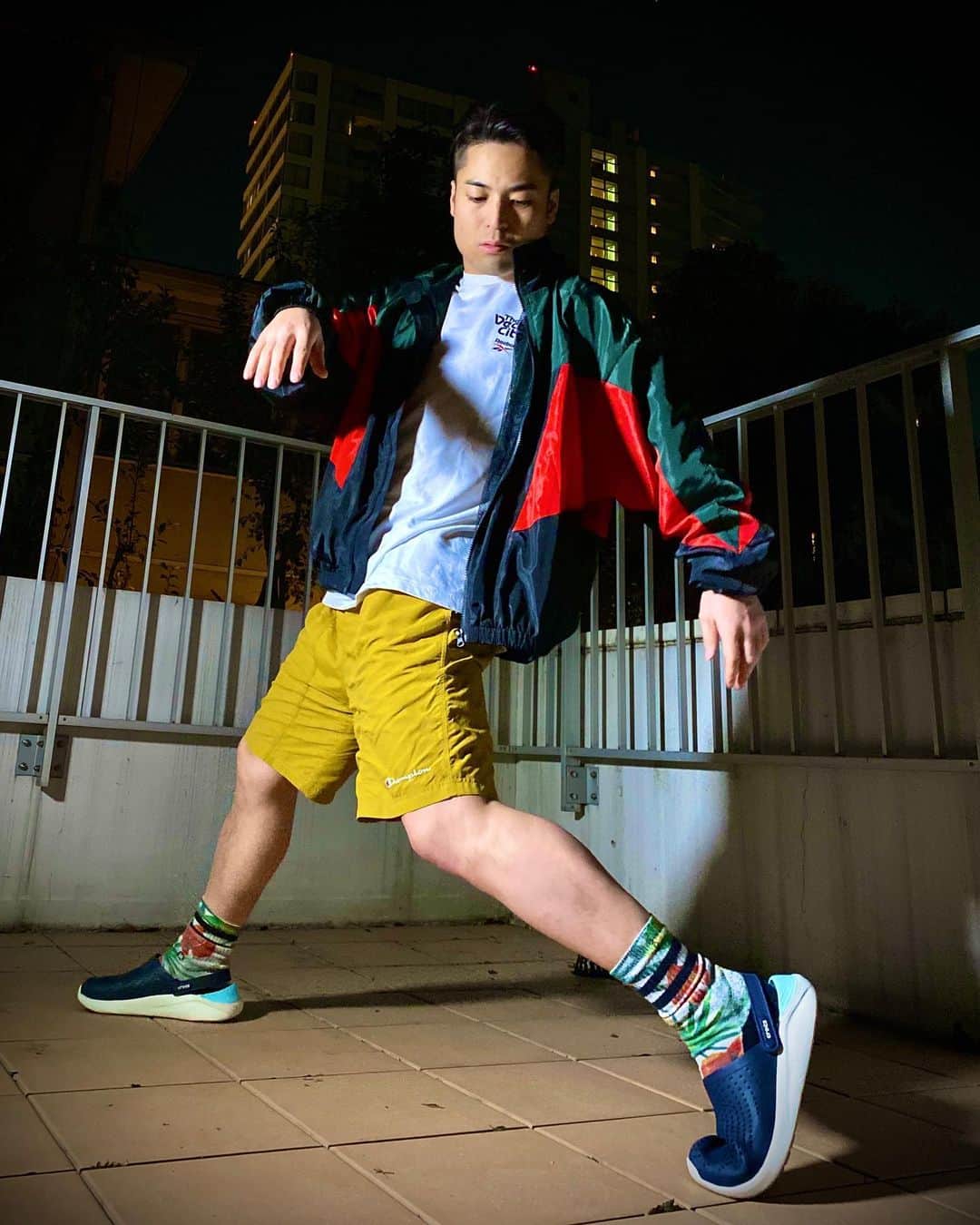 FISHBOYのインスタグラム：「🎶 . style in motion. . 激しいステップにもしっかりついてくる。 . #クロックス#crocs#PR」