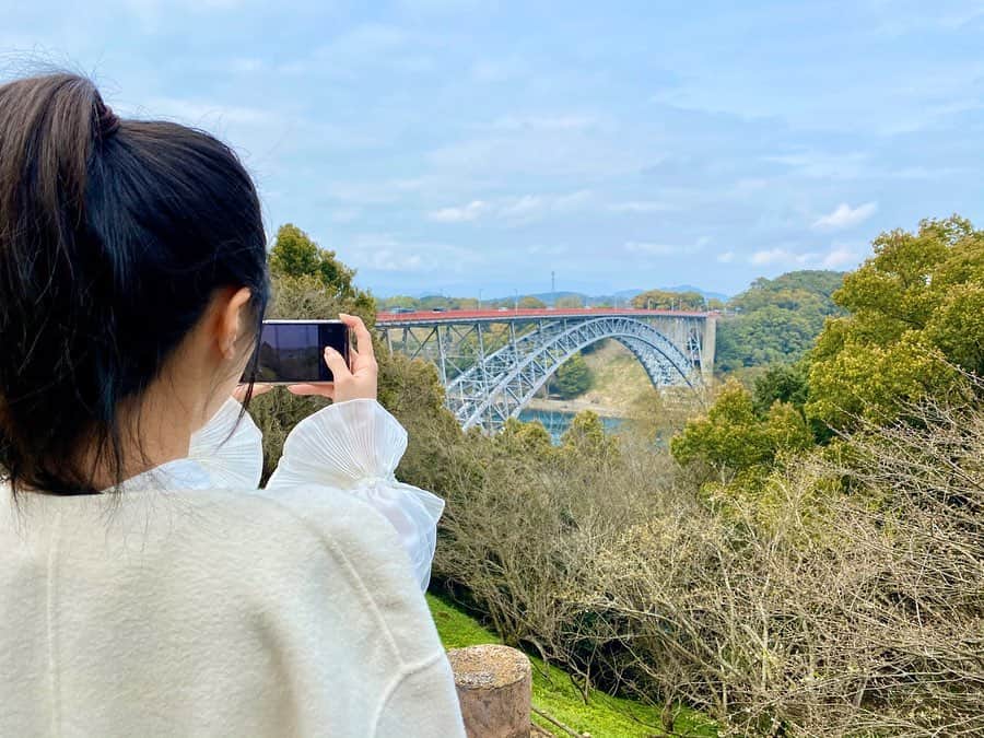 七尾カンナのインスタグラム：「. . 20日大阪で高校時代のバスケ部の友達の結婚式に参加しました！ ついこないだまで一緒にバスケをしてた友達が、本当に綺麗で華やかで。とても素敵でした！色んな思い出込み上げてきて泣いてしまった😢💞 . そして年末年始帰省できなかったので、お仕事落ち着いてるいま少しだけ帰省してました！ . 帰省する度にお母さんをご飯に連れて行くようにしてるのですが、今回は波佐見温泉に連れていきました🙆🏻‍♀️💞 わたしは初めて行ったんやけど、めちゃめちゃ良い👏🏻 またリピートしたい😳 . あとは久しぶりに地元の友達とドライブしたりお花見したり！ 帰省する度に一緒に遊んでくれる友達。車で送り迎えまでしてくれる友達。いつも応援してくれる友達。本当に大好きな友達に恵まれてます🥺💞 . そして今回の帰省は長崎グルメを色々食べました！ 佐世保バーガー、長崎ちゃんぽん、五島うどん！ 何気に地元にいたら食べないことが多く、ちゃんぽんや五島うどんは久しぶりで佐世保バーガーは人生初でした😂笑 . 五島うどんは日本三大うどんらしいです！初めて知った！ あと長崎は、皿うどん、カステラ、レモンステーキ、ミルクセーキ、トルコライス、びわ、あごだしラーメン、牡蠣も有名です！ 牡蠣は毎年パールシーで牡蠣食う牡蠣祭りがあるくらいなんです！ わたしは高校時代漁師の友達のお家で、いかだの上で牡蠣パーティーをしてました！めちゃめちゃ楽しそうでしょ？😂💞 大人になって牡蠣に当たりまくってるので今はもう食べれんけど😂😂 . そんなこんなで今回の帰省も地元を満喫してました😆💞 次はいつ帰れるかなあ〜？🤔🤔 . . . . . . #長崎 #長崎グルメ #佐世保グルメ #佐世保 #佐世保バーガー #長崎ちゃんぽん #五島うどん #波佐見温泉 #西海橋 #フォローミー」