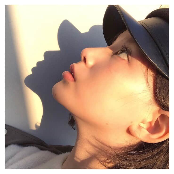 金城茉奈のインスタグラム：「横顔と影☺︎#夕日#光も影も大事」