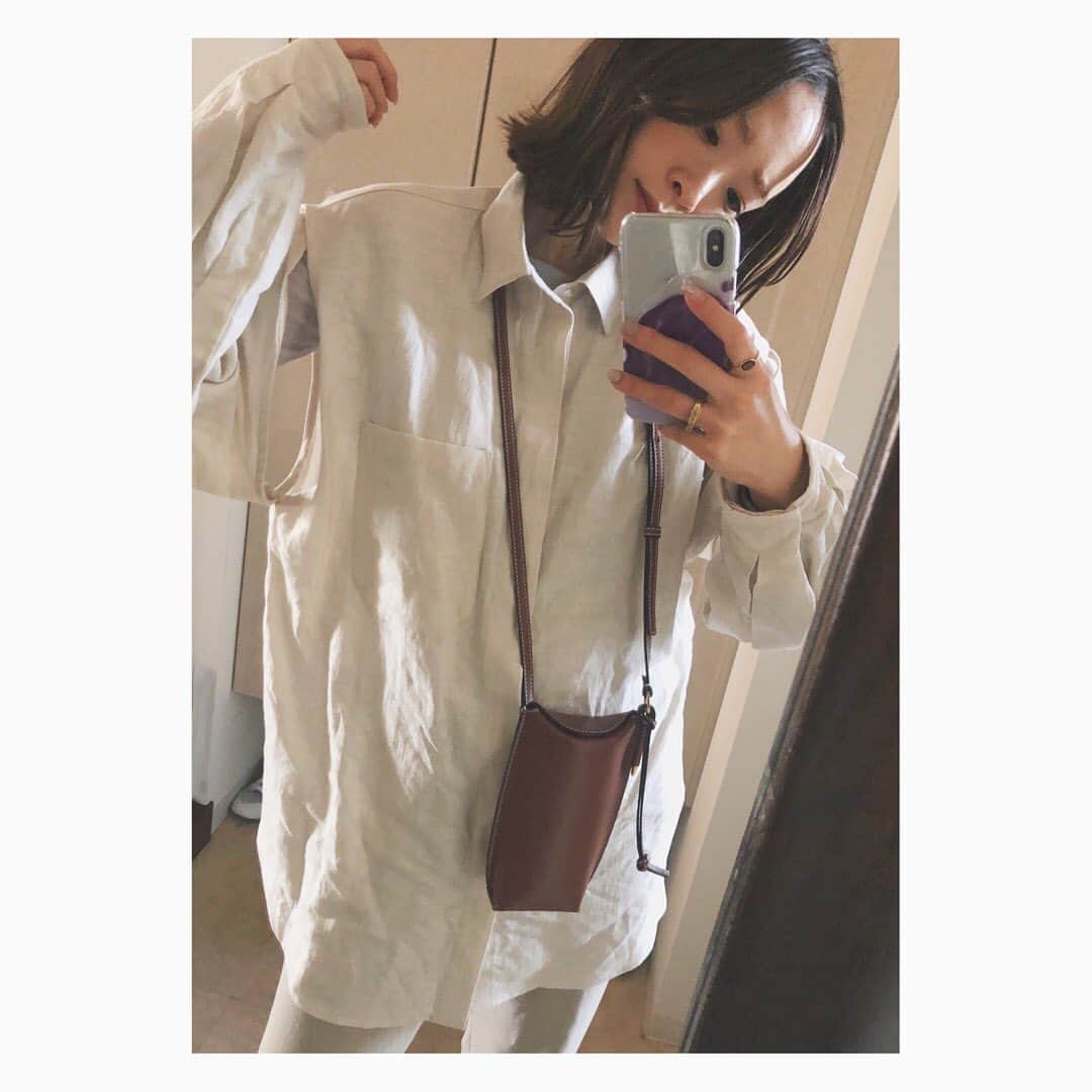 野尻美穂のインスタグラム：「シャツが好き。 これは袖が取り外し出来るリネンシャツ。 #medium #shirt」