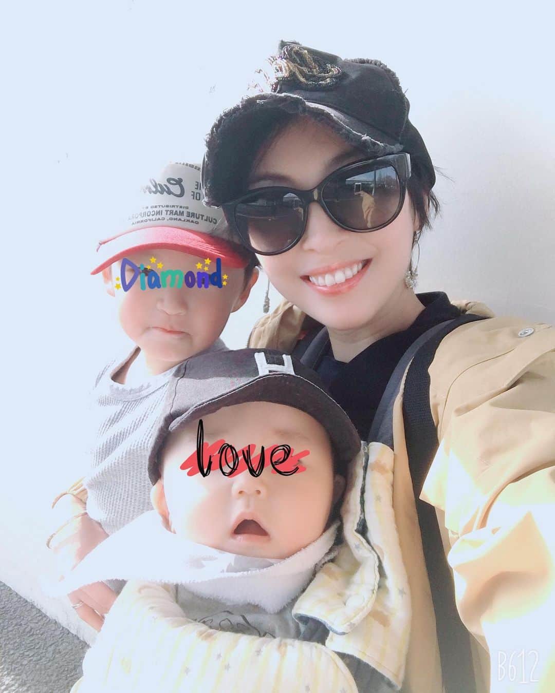 蒲生麻由のインスタグラム：「週末は、家族みんなでキャップ帽かぶって公園遊び❣️ 髪型を変えたらが帽子が似合うようになって嬉しい😎  #公園遊び #familytime #mamalife #男の子ママ　#キャップ女子 #キャップコーデ #主人のキャップ拝借 #髪型変えたら  #おしゃれがたのしくなる髪 #春がきた🌸 #桜 #sakura」