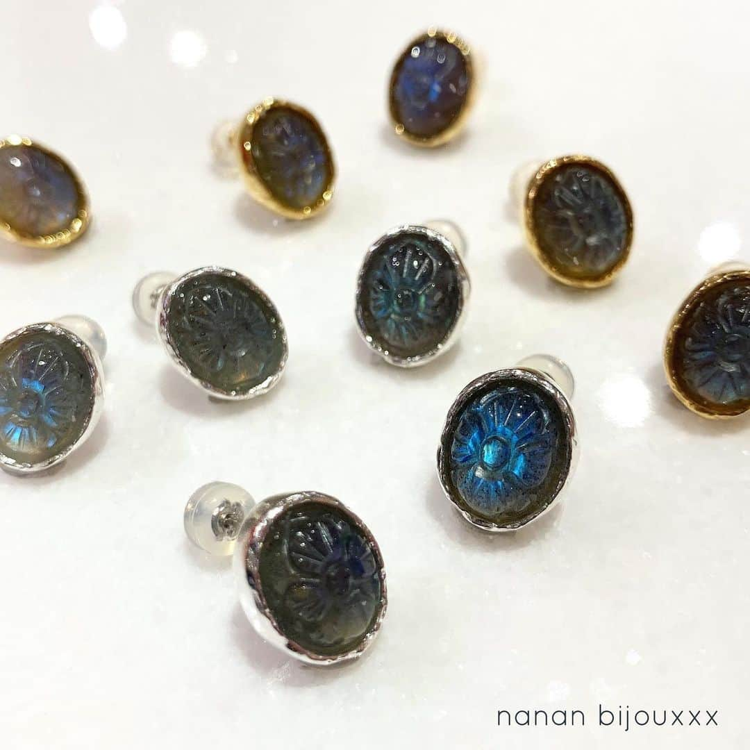 内田奈々さんのインスタグラム写真 - (内田奈々Instagram)「💠💠💠💠💠💠💠﻿ Labradorite  pierce﻿ ﻿ 手彫りのお花がラブラドライトの色味を引き立たせてくれます。ぜひ実物を見ていただきたい美しさ♡﻿ ポスト部分は18金とプラチナです。﻿ ﻿ ピアスチャームをつけても♡﻿ ＿＿＿＿＿＿＿＿＿＿＿＿﻿ Pop up shop Kumamoto﻿ 蔦屋書店熊本三年坂1階﻿ 3/20〜3/26 最終日は17:00閉店﻿ ※イベント出店に伴い3/19〜3/28は直営店休業となります﻿ ﻿ #nananbijouxxx ﻿ お問い合わせは必ずメールかお電話にてお願い致します。﻿ ※DMでは承っておりません。﻿ ﻿」3月23日 18時18分 - nana_uchida