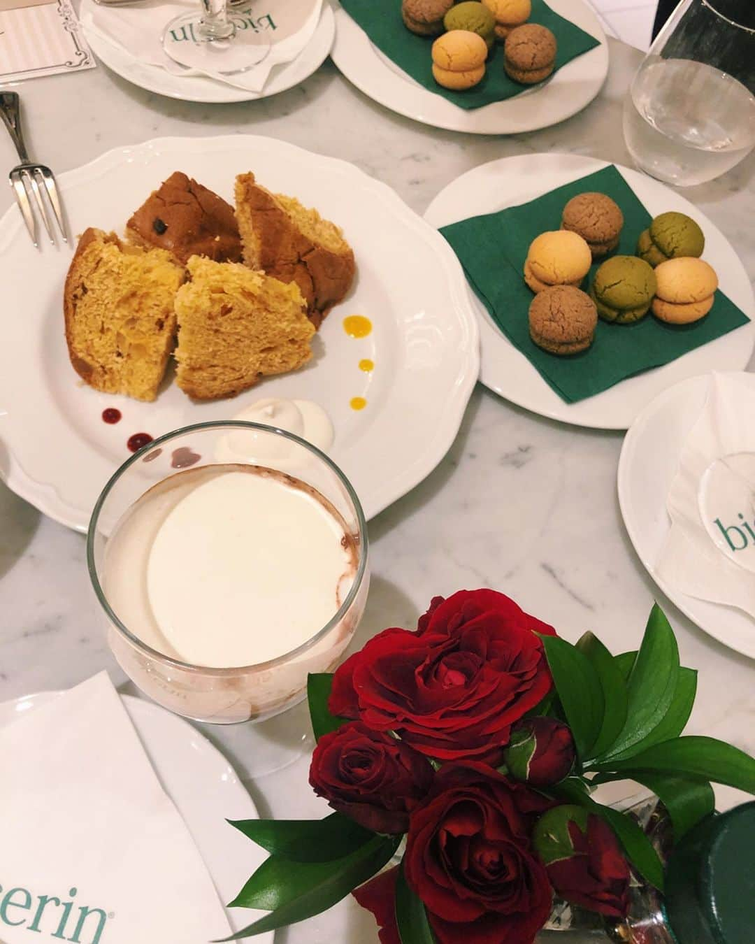 平アスカさんのインスタグラム写真 - (平アスカInstagram)「. ホットチョコレートとエスプレッソと生クリームの大人な甘さが美味しいドリンクが有名な、 @bicerinjapan がkittyちゃんとコラボを導入した"Becerin GINZA SIX店"が明日3/24、銀座にオープンするよ🥀🍫♥️ kittyちゃんも大人なBicerin仕様になっていて可愛い🥰 コラボのメニューも可愛いすぎて食べるのがもったいないくらい、、。 美味しいスイーツさいこうでした🤤💕 #bicerin #ginzasix #biceringinzasix #andràtuttobene」3月23日 18時33分 - asucataira