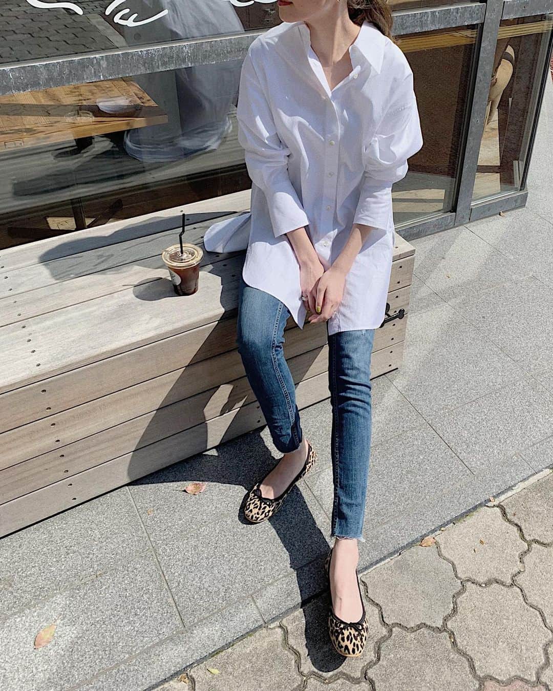 渡辺アリサのインスタグラム：「お気に入りのシャツに 合わせたかったバレエシューズ。 @kurun_official  なかなか合うバレエシューズがなくて 脱げやすいからワンサイズ下げたり 結局きつくて履かなくなってを繰り返してたけど、、 これはジャストサイズで脱げにくく歩きやすい！💕 普段はオンライン限定だけど 3/25(水)〜3/31(火)まで岩田屋新館B1で POP UP STOREがあるみたいです！ 実際に試着できる貴重な機会なので いってみてね🥰  #kuruntokyo #クルントウキョウ #2年ぶりの投稿w #元気にやってます」