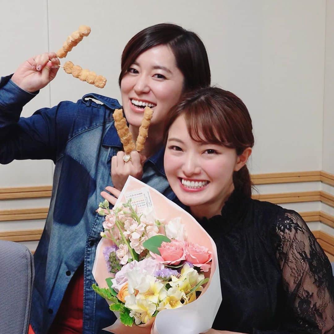 遠野愛のインスタグラム：「由真と愛の Wedge of Love ついに最終回！！ 2年前、初めてスタジオに行った時は緊張で手も足も震え、目を潤ませながら収録しました。 少しずつだけど、「自分らしく」パーソナリティをすることができるようになってとにかく収録が楽しくなりました😍 良いところは良い！悪いところはこのままじゃダメ！としっかり教えて下さる番組メンバー、リスナー、みなさんのおかげです。 本当にありがとうございました！！ とにかく楽しくて充実していて幸せな2年間。 少しでも恩返しできるようになるためにも、これからも頑張ります！！ . 最終日、綺麗な花束をいただきました💐 もう本当に最後だったんだという悲しさと、心から信頼でき憧れるみなさんに会えたことの嬉しさと なんだかいろいろな感情があふれて初回とは違う涙で目を潤ませています。笑」